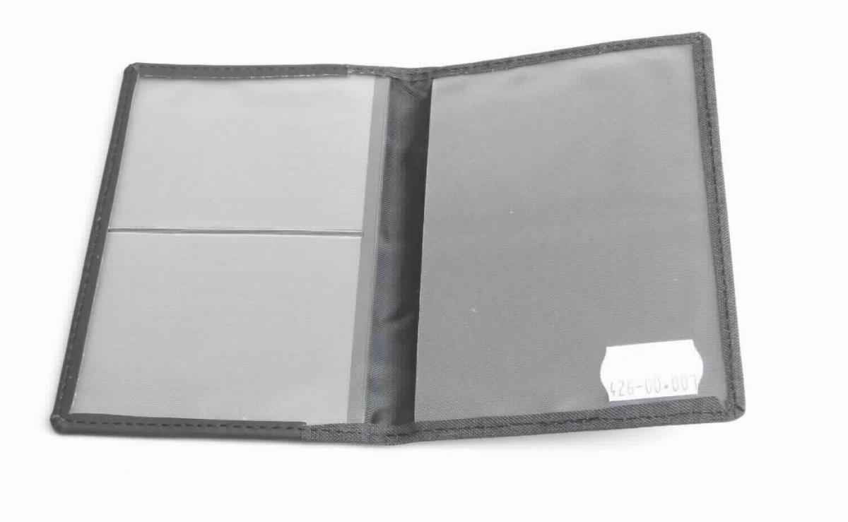 Brieftaschenähnliches Behältnis, sog. Ausweistasche "MetropolitanPlus" (Art. 426-00), Foto siehe Anlage, 
- mit einer Außenseite aus flächenmäßig überwiegenden, charakterbestimmenden Spinnstoffen und mit einer 
  Außenseite aus Kunststofffolien (drei Viertel der Vorderseite), 
- aufklappbar, ohne Verschluss,
- auf der linken Innnenseite mit drei offenen Einsteckfächern aus klarsichtigen Kunststofffolien in zwei
  verschiedenen Größen,
- auf der rechten Innenseite mit einem offenen Einsteckfach aus klarsichtigen Kunststofffolien, 
- in den Abmessungen: ca. 9 cm (Breite) x 13 cm (Höhe) x 0,5 cm (Tiefe), 
- keine Hinweise auf Handarbeit.

"Brieftaschenähnliches Behältnis, Taschen- oder Handtaschenartikel, mit Außenseite aus Spinnstoffen,
 nicht handgearbeitet"