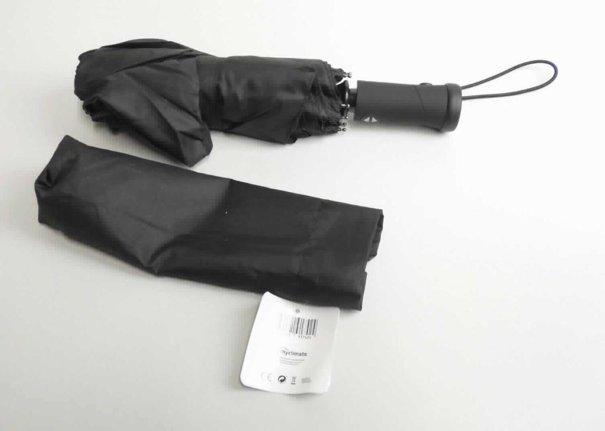 Regenschirm, sog. Luxus-Regenschirm "RainLedPro" (Art. 591-00.001), Foto siehe Anlage, 
- zusammengesetzte Ware, bestehend aus einem Regenschirm (charakterbestimmend) und einem elektrischen
  Beleuchtungskörper,
- Regenschirm:
- - mit einem Teleskopauszug mit Doppelautomatik (auf/zu),
- - mit einem Bezug aus Spinnstoffgeweben, 
- - mit einem Gestell aus unedlem Metall,
- - mit Schienen aus Kunststoff,
- - mit einem Griffstück aus Kunststoff, 
- - mit einer am Griffstück angebrachten Trageschlaufe, 
- - mit einem Durchmesser (geöffnet) von ca. 98 cm,
- elektrischer Beleuchtungskörper:
- - mit einer am Griffende eingebauten, schwenkbaren LED-Leuchte mit Batteriefach,
- - mit einem An-/Aus-Schalter an der Griffseite,
- zum wirksamen Schutz gegen den Regen, 
- mit einer übergezogenen Schutzhülle aus Spinnstoff,
- verpackt in einem klarsichtigen Polybeutel mit einem Verkaufsetikett und einer Gebrauchanweisung aus Papier.

"Regenschirm, mit Teleskopauszug"
