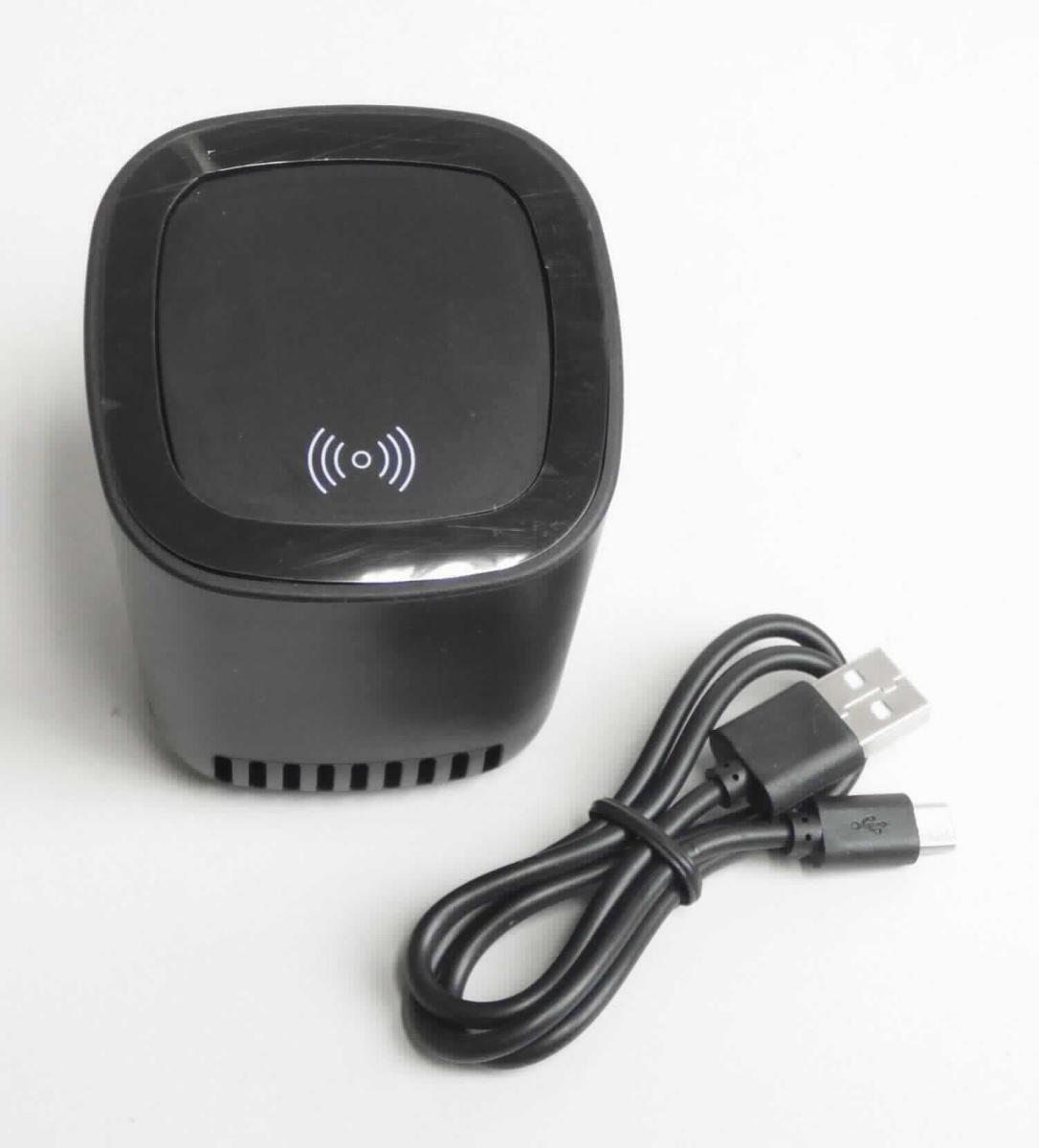 Wireless Lautsprecher mit Ladegerät
- aus einem Lautsprecher, Tonfrequenzverstärker, Funkmodul und Akkumulator sowie einem
  Stromrichter für die Umwandlung einer Eingangsgleichspannung in ein elektromagnetisches Feld
  in einem Gehäuse (Abmessungen: 67 x 67 x 71 mm) mit Bedienelement, Status-LED, USB-Anschluss 
  (nur zum Aufladen des Akkus), Abbildung siehe Anlage,
- zum Umwandeln von elektrischen Tonfrequenzimpulsen in Schallschwingungen - kennzeichnende
  Haupttätigkeit -, zur Tonfrequenzverstärkung und zum drahtlosen Empfangen von Audiodaten und nach-
  rangig zur Verwendung als kontaktloses Ladegerät mit Induktionstechnologie,
- zusammen mit Beipack (Kabel und Bedienungsanleitung) in einer gemeinsamen Verkaufsumschließung.
Der Wireless Lautsprecher bestimmt den Charakter des Ganzen.


"Einzellautsprecher im Gehäuse - Kombination aus Lautsprecher - kennzeichnende Haupttätigkeit -, 
 elektrischem Tonfrequenzverstärker und Apparat zur Kommunikation in einem drahtlosen Netzwerk,
 zusammengesetzt mit nicht charakterbestimmendem Ladegerät, in Warenzusammenstellung mit nicht
 charakterbestimmendem Beipack, in Aufmachung für den Einzelverkauf"