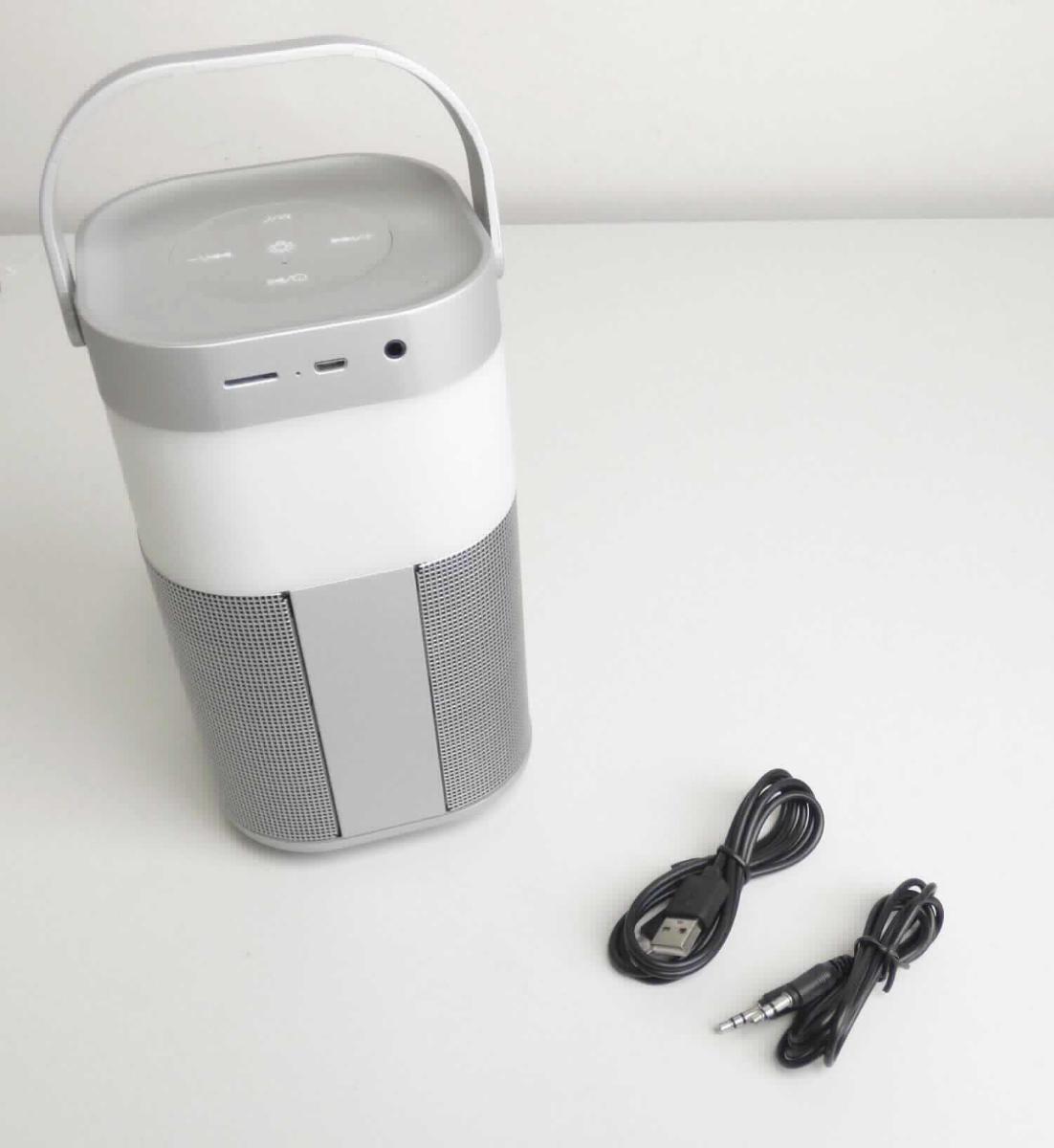 Rundfunkempfangsgerät mit Bluetooth-Lautsprecher und LED-Leuchte
- aus einem FM-Tuner, Tonfrequenzverstärker, Audiodecoder, Bluetooth-Sende- und Empfangs-
  modul, Akkumulator, Mikrofon und Lautsprecher in einem Gehäuse (Abmessungen: 199 x 110 x 
  110 mm) mit Tragegriff, mehrfahrbiger LED-Leuchte, Bedienelementen, USB-Schnittstelle (Ladefunktion), 
  SD-Speicherkartenschacht und AUX-Eingang (Abbildung siehe Anlage),
- zum Rundfunkempfang im UKW-Bereich, zur Tonwiedergabe von SD-Speicherkarten - kennzeichnende
  Haupttätigkeit - zur Tonfrequenzverstärkung externer Audioquellen und zum drahtlosen Empfangen von 
  Audiodaten im Bluetooth-Standard (einschließlich Freisprechfunktion) sowie zur Beleuchtung,
- zusammen mit Beipack (Kabel, Bedienungsanleitung) in einer gemeinsamen Verkaufsumschließung.
Das Rundfunkempfangsgerät bestimmt den Charakter des Ganzen.

"Rundfunkempfangsgerät in einem gemeinsamen Gehäuse mit einem Tonwiedergabegerät kombiniert, 
 das ohne externe Energiequelle betrieben werden kann, kein Radiokassettengerät, ohne Laserabnehmer-
 system, kein Kassettengerät (Rundfunkempfangsgerät mit Tonwiedergabegerät - kennzeichnende Haupt-
 tätigkeit -, kombiniert mit Apparat für die Kommunikation in einem drahtlosen Netzwerk und Tonfrequenz-
 verstärker, zusammengesetzt mit nicht charakterbestimmender Leuchte, in Warenzusammenstellung mit 
 nicht charakterbestimmendem Beipack, in Aufmachung für den Einzelverkauf)"