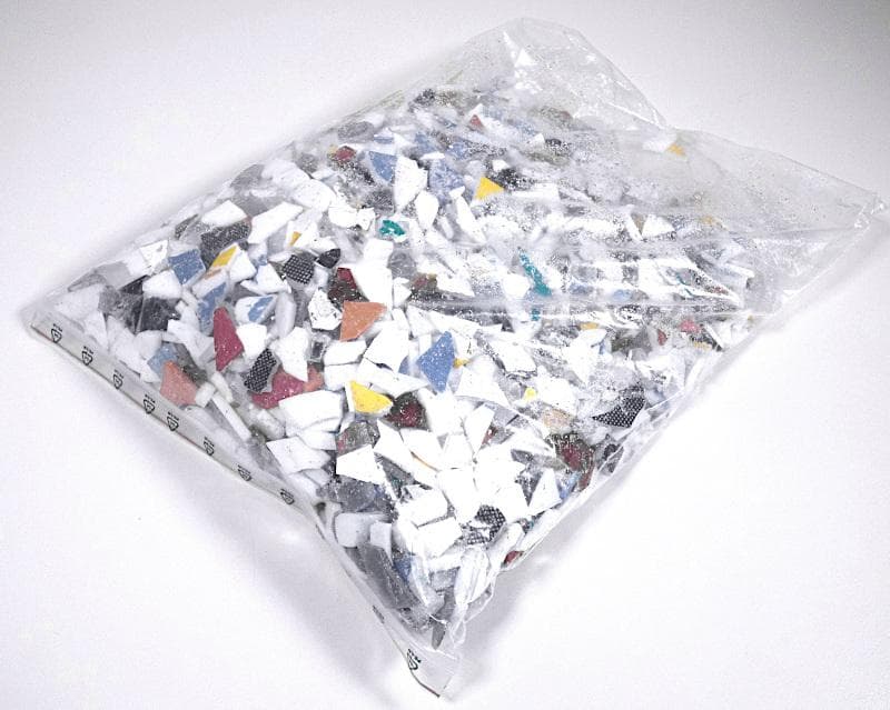 Angaben des Antragstellers:
Bei der Ware handelt es sich um Polymethylmethacrylat-Mahlgut. Die kleinen Bruckstücke aus Kunststoff liegen in verschiedenen Farben in einem Polybeutel vor.

Befund:
Es handelt sich um Poly(methylmethacrylat) in Primärform. Da es sich um einen einzigen thermoplastischen Stoff handelt, der in Primärform umgewandelt wurde, liegt kein Abfall der Position 3915 vor.