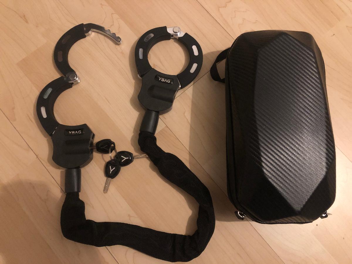 Es handelt sich um Erzeugnisse, bestehend aus zwei ringförmigen, teilweise kunststoffummantelten Schellen aus Stahl, mit beweglichen Verschlussbügeln, die durch eine spinnstoffummantelte Gliederkette aus Stahl miteinander verbunden sind. Die Schellen sind mit einem Einrastmechanismus versehen, der mittels eines Schlosses zum Schließen mit Schlüssel geöffnet bzw. verschlossen wird.
Die Waren werden zur Sicherung von beispielsweise Fahrrädern gegen Diebstahl verwendet. Sie sind gemeinsam mit dazugehörenden Schlüsseln sowie mit einer Transporttasche (je nach Ausführung liegt die Transporttasche in unterschiedlichen Farben vor) in einem bedruckten Kunststoffbeutel für den Einzelverkauf aufgemacht.
- Antragstellerangaben -

Aufgrund des Umfangs, der Bedeutung für die Verwendung sowie des Wertes bestimmen die Fahrradschlösser den Charakter der Warenzusammenstellung in Aufmachung für den Einzelverkauf. Die unedlen Metalle bestimmen insbesondere aufgrund des Umfangs und der Bedeutung für die Verwendung den Charakter der aus verschiedenen Stoffen zusammengesetzten Fahrradschlösser.

Abbildung siehe Anlage.

Derartige Erzeugnisse gehören als "Verschlussbügel, mit Schloss, aus unedlen Metallen" zur Codenummer 8301 5000 00 0 des Zolltarifs.