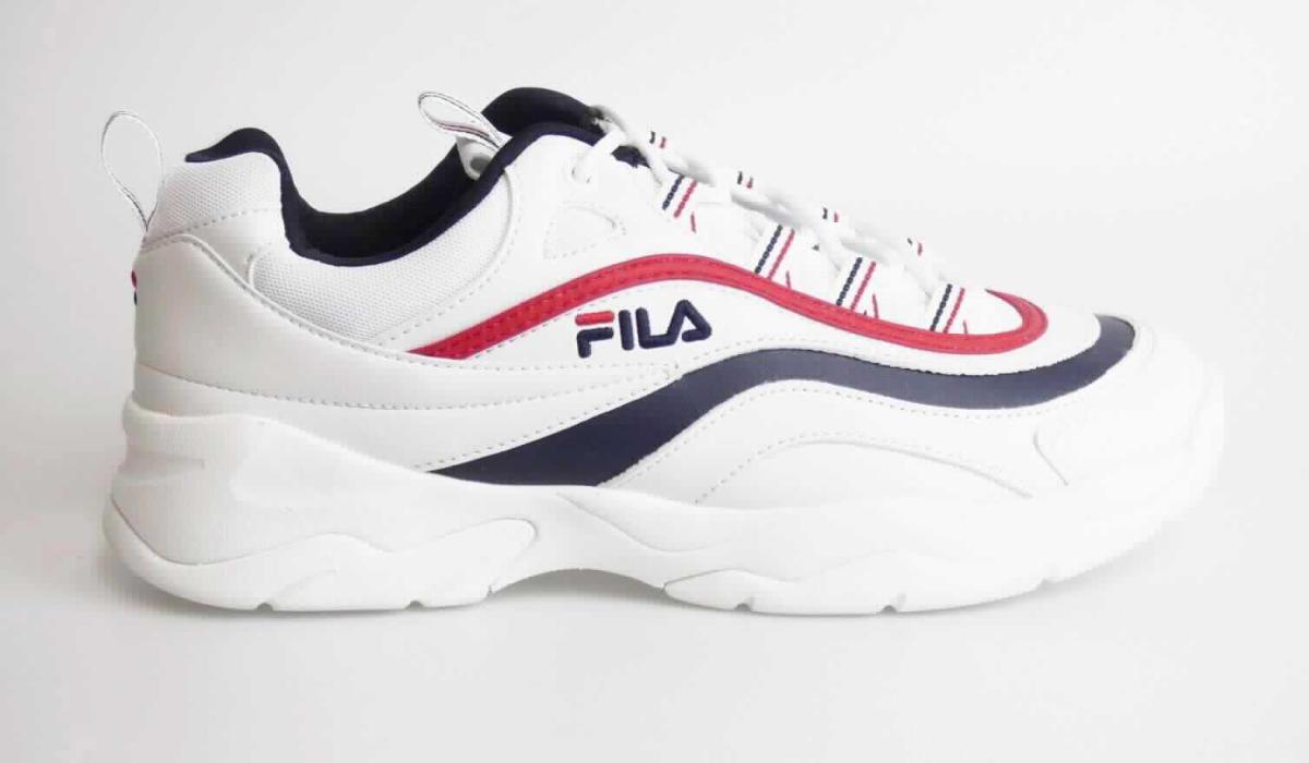 Halbschuhe (lt. Antrag: "Freizeitschuh, FILA Heritage Ray Low", Größe 42, Foto siehe Anlage)
- mit Laufsohlen aus (laut Antrag) Kunststoff, 
- mit Oberteil (geschlossenes Blatt) aus Kunststoff (Spinnstoff mit einer mit bloßem Auge wahrnehmbaren 
  Außenschicht aus Kunststoff; den größten Teil der Außenfläche bildend) und Spinnstoff,
- auf das Oberteil sind Verstärkungsteile aus Kunststoff und Spinnstoff aufgesetzt,
- mit Schnürsenkelverschluss,
- nicht den Knöchel bedeckend,
- ohne Metallschutz in der Vorderkappe,
- mit einer Länge der Innensohle von ca. 29 cm,
- als Männerschuh erkennbar (somit keine Ware der Position 6402 9993).

"Schuhe, andere als in der Position 6401 genannte, mit Laufsohlen und Oberteil aus Kunststoff, andere als 
 in den Unterpositionen 6402 1210 bis 6402 9991 genannte, für Männer"