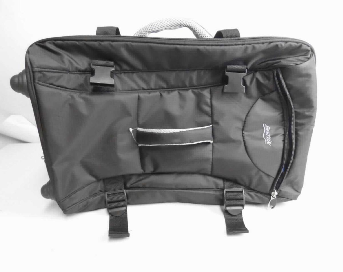 Reisekoffer, sog. Rollenreisetasche, Foto siehe Anlage,
- mit einer Außenseite aus Spinnstoffen,
- am Boden mit Stellfüßen aus Kunststoff und einem kleinen Aufsatz mit Außenseite aus Kunststofffolien,
- mit einem ausziehbaren Griff zum Ziehen des Koffers auf zwei Rollen (Trolleyfunktion),
- mit drei gepolsterten Tragegriffen an verschiedenen Seiten,
- aufklappbar,
- mit einem Deckel:
- - außen mit einem kleinen, eingesetzten Reißverschlussfach,
- - mit dreiseitig umlaufenden Reißverschluss und zwei Gurten mit Schnappverschlüssen,
- - innen mit einem großen Reißverschlussfach aus Netzgewirken und mit einem Kreuzpackgurt mit Schnapp-
    verschluss,
- mit einem Hauptfach:
- - mit einem kleinen Reißverschlussfach aus Netzgewirken und mit zwei Haltegurten mit Schnappverschlüssen
    ausgestattet,
- überwiegend formstabil gearbeitet, 
- in den Abmessungen: ca. 54 cm (Höhe) x 35 cm (Breite) x 19 cm (Tiefe),
- ohne Hinweise auf Handarbeit.

"Reisekoffer, mit Außenseite aus Spinnstoffen"