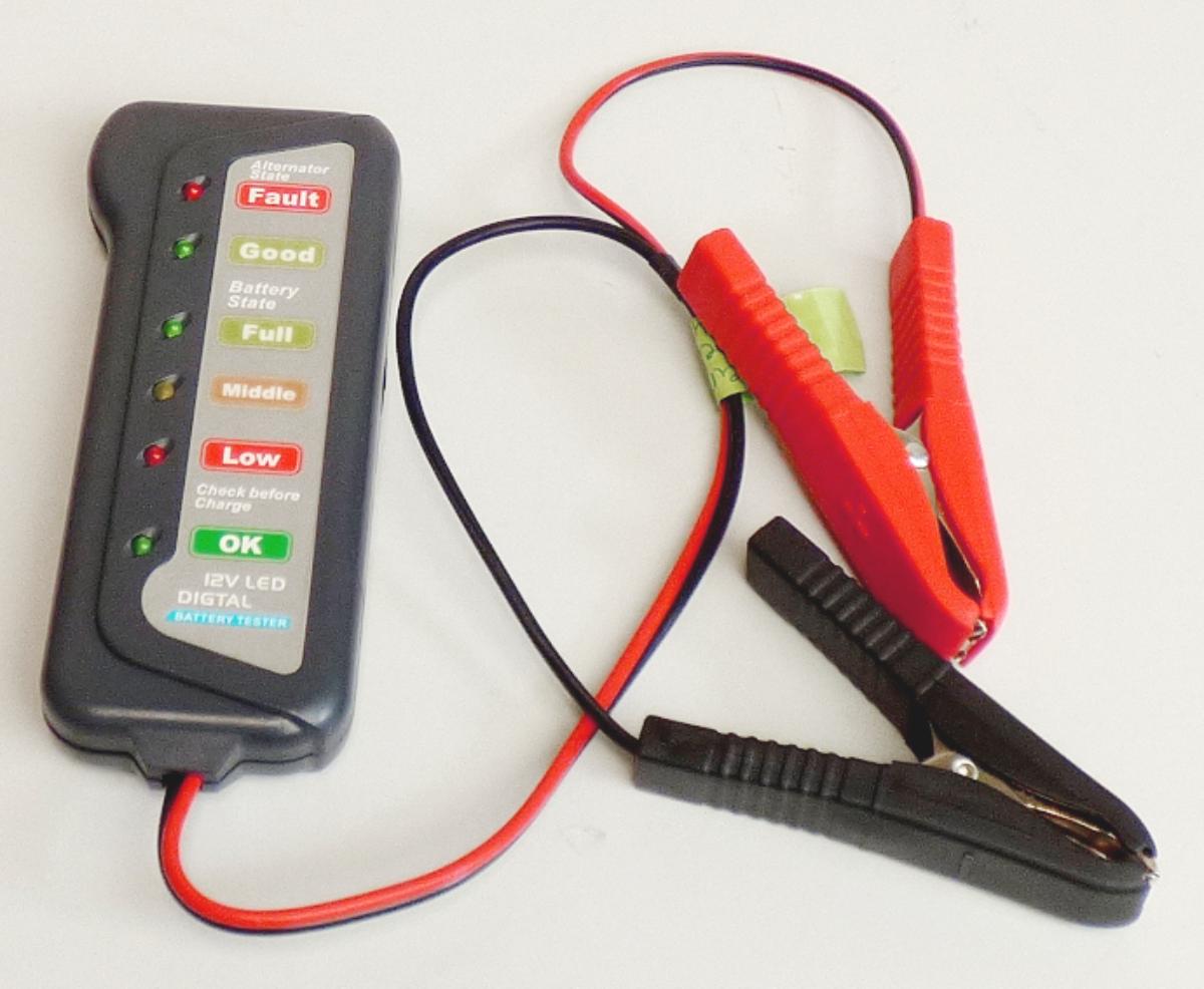 Sogenannter Batterietester, im Wesentlichen bestehend aus einem Gehäuse (ca. 125 x 50 x 19 mm) mit sechs LED zur Anzeige des Ladezustandes, einem zweipoligen Anschlusskabel (Länge ca. 40 cm) mit zwei Polklemmen sowie weiteren elektrischen und elektronischen Bauelementen (siehe Abbildung in der Anlage). Das Gerät dient dem Prüfen des Ladezustandes von 12 V Kfz-Batterien. Es wird in einer Blisterverpackung angeboten.
Die Ware wird als "Gerät zum Messen oder Prüfen elektrischer Größen (Spannung) ohne Registriervorrichtung, anderes als in den Unterpositionen (KN) 9030 1000 bis 9030 3320 erfasst" eingereiht.