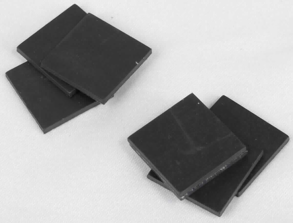 Selbstklebende Magnetplättchen (Abbildung siehe Anlage),
- Dauermagnet aus agglomeriertem Ferrit, in Form eines quadratischen, 
  flachen Erzeugnisses, einseitig mit Klebeschicht ausgestattet 
  (Kantenlänge 10, 20 bzw. 30 mm, Dicke ca. 1,8 mm),
- zur Verwendung als Befestigung von Postern, Fotos und Bildern o.ä.

"Dauermagnete aus agglomeriertem Ferrit - Selbstklebende Magnetplättchen"