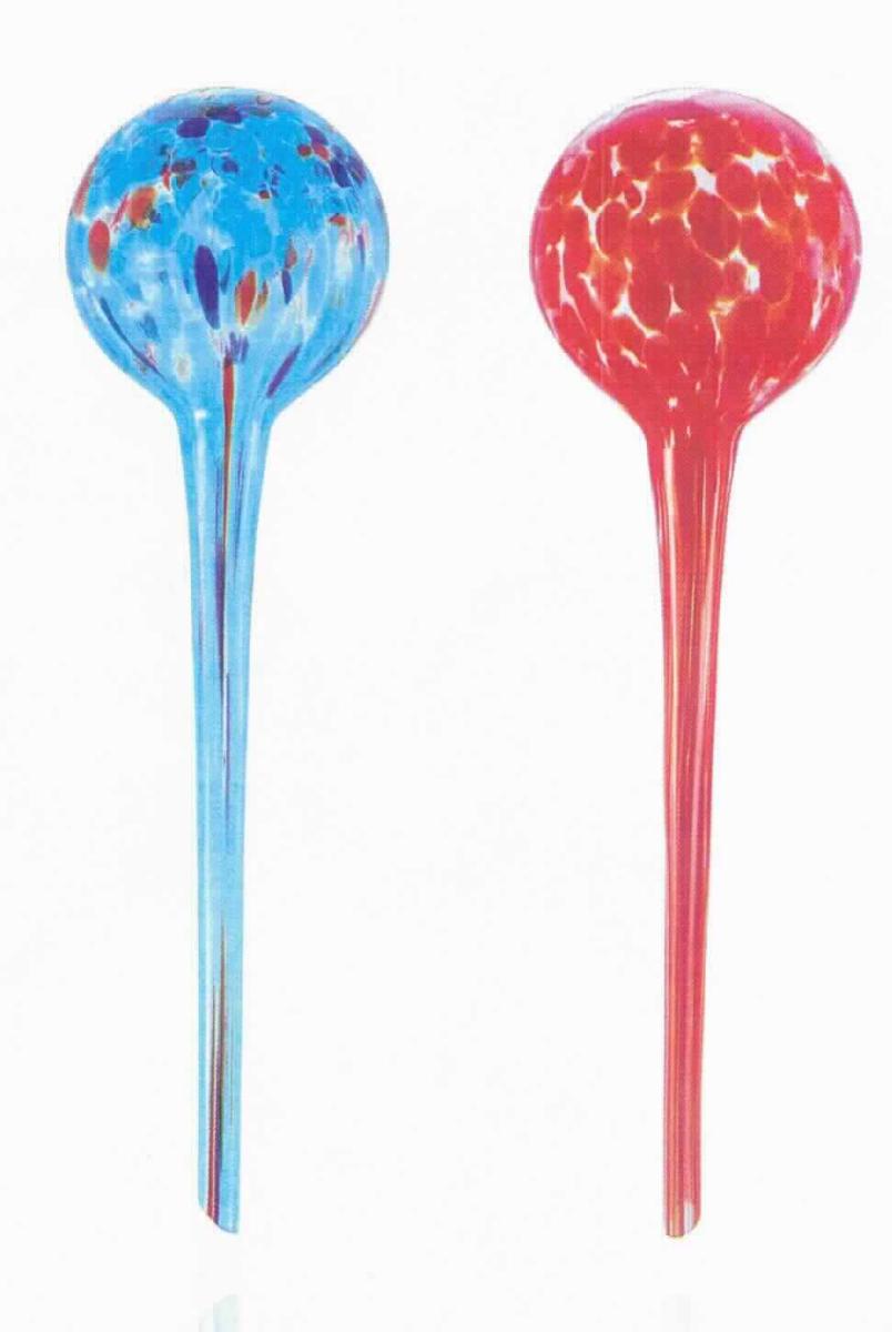 Wasserspender aus Glas, sog. Bewässerungskugeln aus Glas (2er Set), Foto siehe Anlage,
- aus gefärbtem, laut Antrag gewöhnlichem, handgefertigtem Glas,
- jeweils in Form einer langen Röhre mit einem angearbeiteten, kugelförmigen Hohlkörper,
- am unteren, offenen Ende schräg abgeschnitten,
- mit einer Gesamtlänge von ca. 30 cm,
- zum Einstecken in die Erde zur regelmäßigen Bewässerung von Pflanzen bestimmt.

"Andere Ware aus Glas, andere als in den Unterpositionen 7020 0005 bis 7020 0030 genannte"