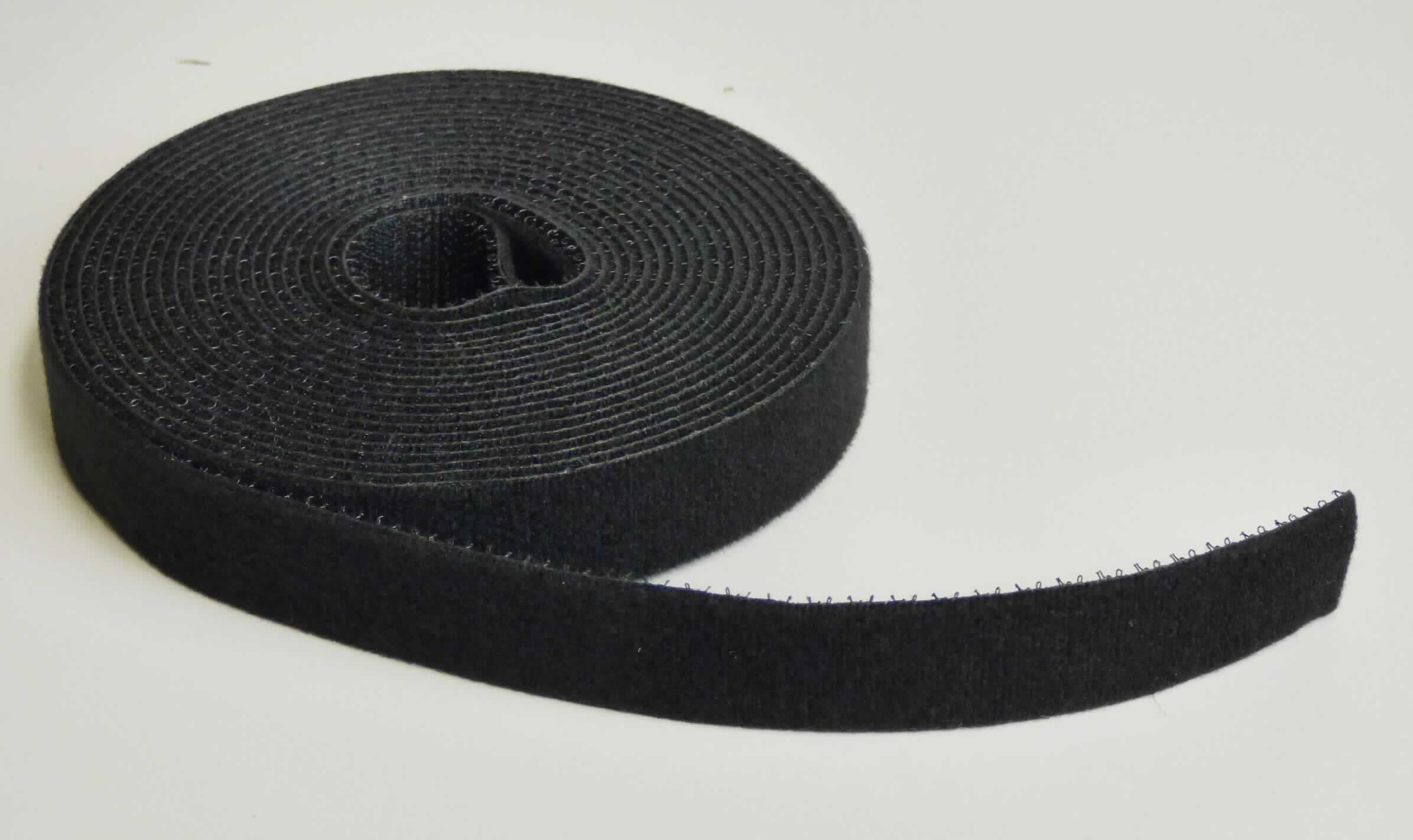 Gewirke, sog. Klett- und Flauschband, Foto siehe Anlage,
- als Meterware, lediglich geschnitten (somit nicht konfektioniert; damit keine Ware der Position 6307), 
- mit einer Breite von ca. 2 cm,
- aus zwei mit ihrer ganzen Fläche aufeinander liegenden und durch Kleben miteinander verbundenen Lagen:
-- mit einer Lage aus einem gerauten Kettengewirke (sog. Flauschband) aus Chemiefasern,
--- keine Elastomergarne oder Kautschukfäden enthaltend,
--- keine Raschelspitze,
--- ohne Flor- oder Schlingenoberfläche,
-- mit einer Lage aus einem Samtgewebe der Position 5806 (sog. Hakenband) aus Chemiefasern, 
--- mit unechten Webkanten,
- im Hinblick auf den Umfang und die Verwendung sind das Gewirke und das Gewebe annähernd gleich-
  bedeutend, somit verleiht keiner der beiden Flächenerzeugnisse der Ware ihren wesentlichen Charakter; 
  sie ist daher der von den gleichermaßen in Betracht kommenden Positionen (6003 / 5806) in der Nomenklatur 
  zuletzt genannten zuzuweisen.

"Gewirke, mit einer Breite von weniger als 30 cm, anderes als solche der Positionen 6001 und 6002, aus 
 synthetischen Chemiefasern, keine Raschelspitze"