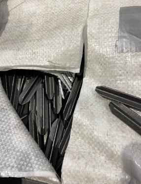 Es handelt sich um längliche Erzeugnisse aus Stahl mit einem über die gesamte Länge gleichbleibendem Querschnitt in Form eines Kreuzes und mit zugespitzten Enden. Die nach Zeichnung gefertigten und im Hinblick auf ihren Einsatzbereich und Verwendungszweck spezifisch gearbeiteten Waren werden in senkrechter oder waagerechter Position mit Gerüstaufbauten verschweißt und dienen dem Zusammenstecken von weiteren Bauteilen (zum Beispiel Plattformen).
- Antragstellerangaben -

Abbildung siehe Anlage.

Derartige Erzeugnisse gehören als "Konstruktionsteile aus Stahl (Gerüstmaterial)" zum TARIC-Code 7308 4000 00.