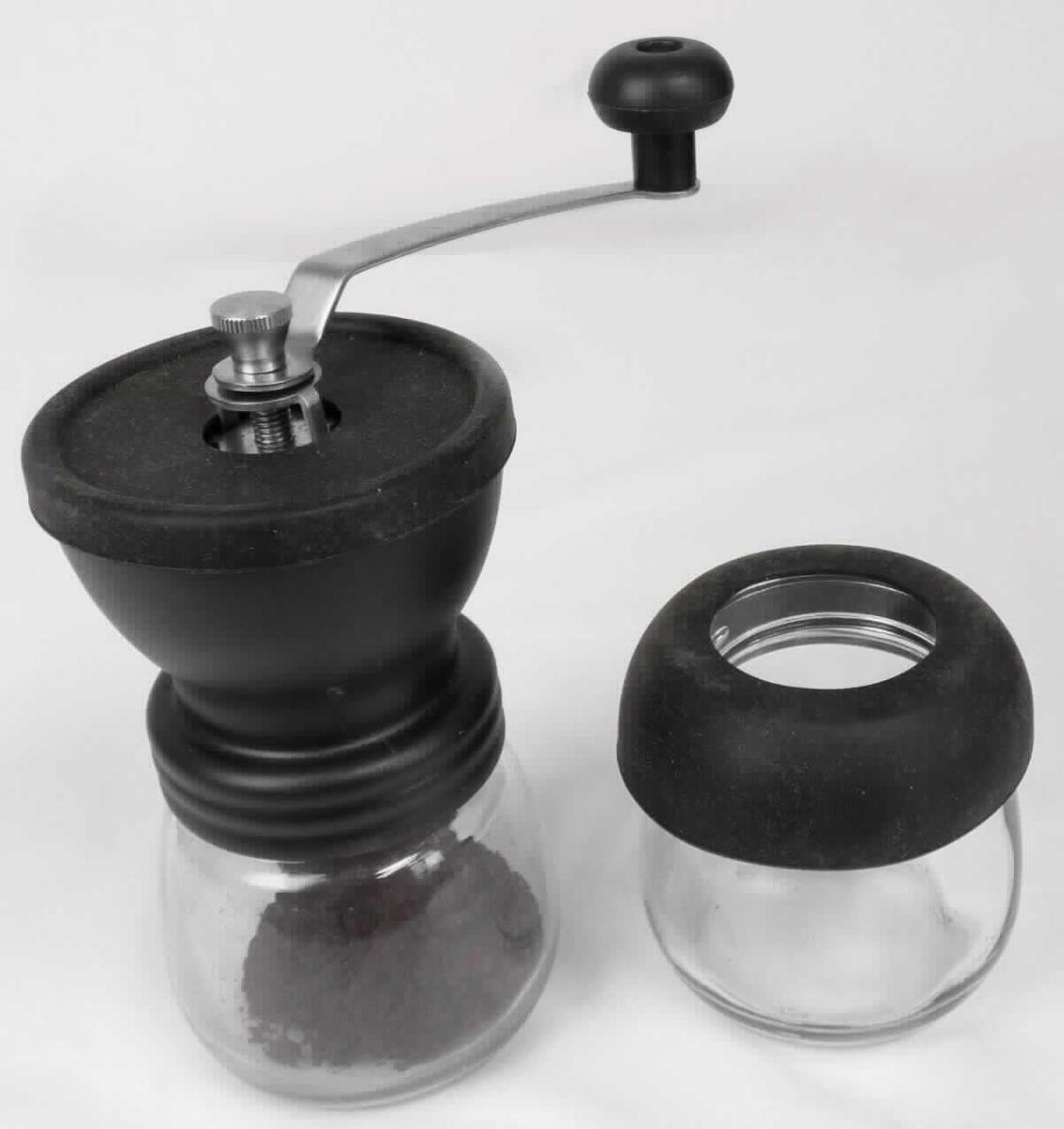 Warenzusammenstellung, bestehend aus einem keramischen Haushaltsartikel (Kaffeemühle) und einem (weiteren)
verschließbaren Auffangbehälter aus Glas, sog. manuelle Kaffeemühle, Foto siehe Anlage, 
- gemeinsam mit lt. Antrag 16 Schablonen zur Verzierung von Milchschaum in Aufmachung für den Einzelverkauf
  (Pappkarton); die Schablonen sind geringwertig und im Hinblick auf die Verwendung als unbedeutend zu
  betrachten, sie ändern das Wesen der Warenzusammenstellung nicht und sind deshalb wie diese einzureihen,
- zur Befriedigung eines speziellen Tätigkeit zusammengestellt,
- keramischer Haushaltsartikel (Kaffeemühle):
- - in Form einer zusammengesetzten Ware: 
- - - mit einer Höhe von ca. 21 cm und einem maximalen Durchmesser (ohne Kurbel) von ca. 9 cm,
- - - mit einem bauchigen, sich nach oben verjüngenden Behälter aus Glas, der oben mit einem Schraubgewinde 
      versehen ist und unten mit einem sog. Anti-slip cover aus Kunststoff ausgestattet ist,
- - - mit einem aufgeschraubten Gehäuse aus lt. Antrag Polypropylen (Kunststoff) für das Mahlwerk, das am oberen
       Ende mit einer Kappe aus Kunststoff ausgestattet ist,
- - - einer mittels Schraube befestigten Handkurbel aus unedlem Metall und einem kleinen Griff aus Kunststoff,
- - - mit einem verstellbaren Mahlwerk aus lt. ergänzenden Angaben sog. alumina whiteware (Aluminiumoxid-
      keramik; andere Keramik als Porzellan, gewöhnlicher Ton, Steinzeug, Steingut oder feine Erden),
- - - - nach vorheriger Formgebung gebrannt,
- - - im Hinblick auf die Bedeutung in Bezug auf die Verwendung verleiht das Mahlwerk aus anderer Keramik der   
      zusammengesetzten Ware seinen wesentlichen Charakter,
- - - keine Einreihung in das Kapitel 84, da Kaffeemühlen mit einem Mahlwerk aus Keramik als Apparate aus 
       keramischen Stoffen vom Kapitel 84 ausgenommen sind,
- - Auffangbehälter:
- - - aus Glas,
- - - mit Schraubverschluss,
- der keramische Haushaltsartikel (Kaffeemühle) verleiht der Warenzusammenstellung nach der Bedeutung
  in Bezug auf die Verwendung und den Wert den wesentlichen Charakter.

"Keramischer Haushaltsartikel (Kaffeemühle), für den Tisch- oder Küchengebrauch, aus anderer Keramik
 als Porzellan, gewöhnlicher Ton, Steinzeug, Steingut oder feinen Erden (Aluminiumoxid)"