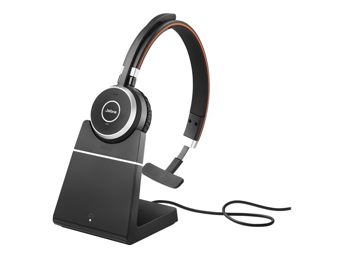 USB/Bluetooth-Kopfhörer mit Mikrofon (Abbildung siehe Anlage)
- aus einem Lautsprecher (Hörer) in einem Gehäuse mit Ohrpolster an einem
  verstellbaren Kopfbügel mit integriertem Bluetooth-Funksende-/empfangsmodul,
  Akkumulator, USB-Anschluss, fest angebrachtem Mikrofon, LED-Statusanzeige
  und Bedienelementen (für Rufannahme, -beendigung und -abweisung, Stumm-
  schaltung, Lautstärkeregelung, Kopplung, Geräuschunterdrückung),
- zum Umwandeln elektrischer Tonfrequenzsignale in Schallwellen und zum Umwandeln
  von Schallwellen in elektrische Tonfrequenzimpulse - kennzeichnende Haupttätigkeit -
  sowie zum Senden und Empfangen von Audiosignalen im Bluetooth-Standard für das
  drahtlose Telefonieren im Freisprechbetrieb ohne Wählmöglichkeit,
- zusammen mit Beipack (Kabel, Ladestation, USB-Bluetooth-Adapter, Tasche)
  in einer gemeinsamen Verkaufsverpackung.
Der Kopfhörer mit Mikrofon bestimmt den Charakter des Ganzen.

"Kopfhörer kombiniert mit Mikrofon (Kombination aus Kopfhörer mit Mikrofon - kennzeichnende Haupttätigkeit - und Funksende- und Empfangseinheit, in Warenzusammenstellung in Aufmachung für den Einzelverkauf mit nicht charakterbestimmendem Beipack)"