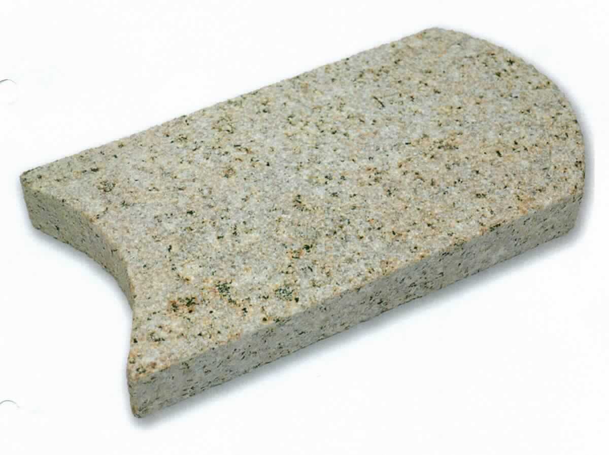 Angaben:
Rasenmähkanten SOL EXACTA, - gestockt - 
Bearbeitung: Oberfläche gestockt, Seiten gesägt 
Farbe: gelb-grau
Material: Granit 
Herkunft: China 
Größe: 24 x 12 x 3 cm, 2,4 kg/Stück

Befund:
Bearbeitete Werksteine und Waren daraus