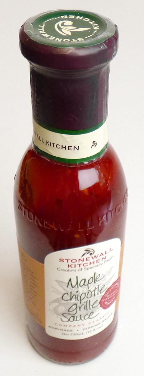 Ahornsirup-Chipotle-Würzsoße

Beschaffenheit des vorgelegten Warenmusters:
Original-Weißglasflasche mit grünem Metalldrehverschluss und umlaufendem, mehrfarbig bedrucktem Etikett sowie deutschsprachigem Aufkleber. Der Aufdruck enthält Angaben über den Vertreiber, die Produktbezeichnung, die Füllmenge (330 ml), die Zutaten und die Nährwerte.
Inhalt: Rotbraune, mit kleinen Zwiebelwürfeln, gehacktem Knoblauch, zerkleinerten Tomatenbestand-
teilen, Paprikastückchen und weiteren Gewürz- und Kräuterpartikeln durchsetzte, sämige Flüssigkeit; Geschmack würzig, fruchtig süß, säuerlich, nach Tomate, Zwiebel und Raucharoma, leicht scharf.

Zubereitete Würzsoße, keine der Unterpositionen 2103 1000 bis 2103 9030 der KN, Tomaten enthaltend, kein Mononatriumglutamat enthaltend.