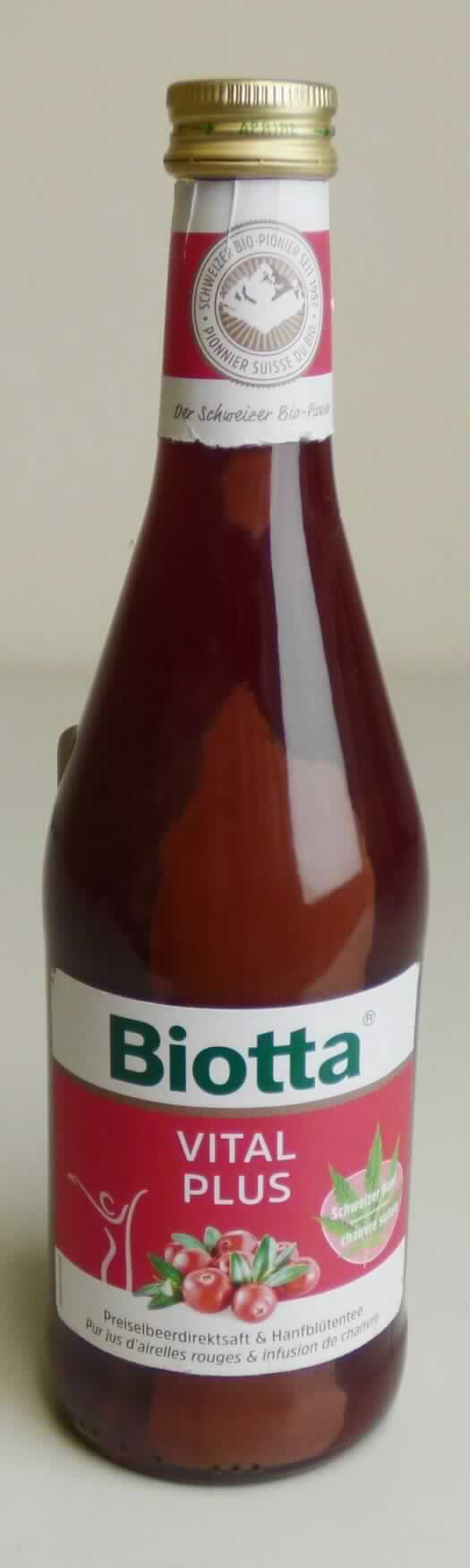 Fruchtsaft mit Zusatz von Teeauszug.

Antragsangaben (als zutreffend unterstellt): Preiselbeer-Nektar mit Hanfblütentee und Datteldicksaft. Zutaten: Hanfblütentee (Extraktgehalt 0,6 g/l) 49 %, Preiselbeersaft (40 %), Datteldicksaft (6,6 %), Orangensaft.

Beschaffenheit des vorgelegten Warenmusters: dunkelrote, trübe Flüssigkeit, säuerlich-fruchtig, leicht adstringierend und vorherrschend nach Preiselbeeren schmeckend. Aufmachung: etikettierte, 0,5 l-Glasflasche mit Schraubverschluss.
Alkohol (gemäß Angabe): nicht enthalten. Erzeugnisse bzw. Fette aus Erzeugnissen der Positionen 0401 bis 0404 (gemäß Angabe): nicht enthalten. Saccharose oder Invertzucker (gemäß Angabe): enthalten.

Anderes nicht alkoholhaltiges Getränk, andere, keine Erzeugnisse der Positionen 0401 bis 0404 und keine Fette aus Erzeugnissen der Positionen 0401 bis 0404 enthaltend, andere, Zucker (Saccharose oder Invertzucker) enthaltend, Frucht- oder Gemüsesaft, mit Wasser verdünnt oder kohlensäurehaltig.
