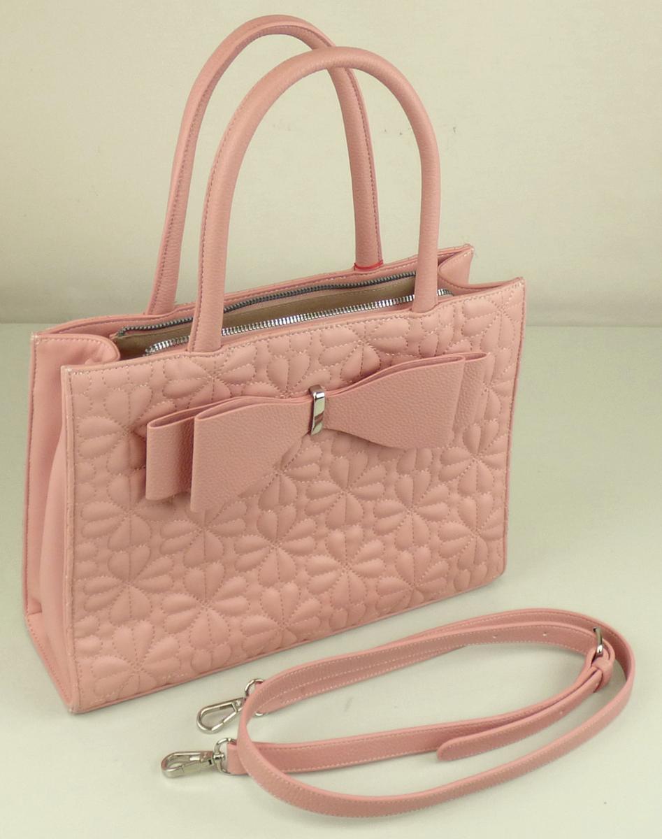 Handtasche, sog. Catwalk Handtasche RD-23077, Foto siehe Anlage,
- mit einer Außenseite aus Kunststofffolien; an den Längsseiten blütenförmig abgesteppt,
- mit zwei Handtragegriffen und einem abnehmbaren, längenverstellbaren Schultertragegurt,
- an der Vorderseite mit eine Schleife nachbildenden, an einem Clip aus unedlem Metall
  befestigten Zuschnitten aus Kunststofffolie,
- mit einem entlang des oberen Randes verlaufenden Reißverschluss versehen,
- - gefüttert; innen mit zwei offenen Einsteckfächern und einem Reißverschlussfach ausgestattet,
- mit den Abmessungen: ca. 32 cm (Breite) x 24,5 cm (Höhe) x 11 cm (Tiefe),
- in unterschiedlichen Farben,
- Handtasche, da aufgrund der Größe und des Gesamteindrucks in erster Linie dazu geeignet,
  kleinere, persönliche Gegenstände aufzunehmen. 

"Handtasche, mit Außenseite aus Kunststofffolien"