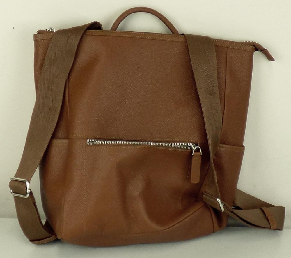 Rucksack, 5th Avenue Rucksack EE181406, Foto siehe Anlage,
- mit einer Außenseite aus Leder,
- mit einem Handtragegriff,
- mit zwei längenverstellbaren Rückentragegurten,
- mit einem eingesetzten Vorfach mit Reißverschluss,
- an den Schmalseiten jeweils mit einem offenen Einsteckfach,
- das Hauptfach ist mit einem entlang des oberen Rands verlaufenden Reißverschluss versehen,
- - gefüttert; innen mit einem großen, offenen Einsteckfach ausgestattet,
- mit den Abmessungen: ca. 35 cm (Breite) x 32 cm (Höhe) x 12,5 cm (Tiefe),
- laut Antrag nicht handgearbeitet,
- in unterschiedlichen Farben.

"Rucksack, mit Außenseite aus Leder, nicht handgearbeitet"