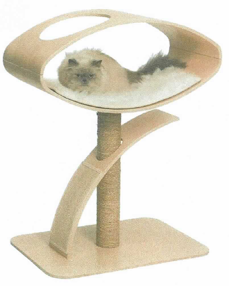 Nach den Angaben der Antragstellerin sowie des vorliegenden Warenmusters handelt es sich bei der Ware "Katzenmöbel aus Holz, Vesper V-High Lounge, Art. 52054 Pappel, 52055 Walnuss" um eine zusammengesetzte Ware in Form eines sog. Katzenkratzbaums mit einem Kissen.

Der Kratzbaum besteht aus einer rechteckigen Grundplatte aus Holz und einer darauf vertikal aufgesetzten, ca. 58 cm hohen Kratzsäule aus vollständig mit Flechtstoffen umwickelter Pappe (seilförmiger Strang aus nicht zerfaserten, zweifach zusammengedrehten Seegrasblättern; Flechtstoffe im Sinne der Anmerkung 1 zu Kapitel 46). Am oberen Ende ist ein ellipsenförmiges und beidseitig offenes "Häuschen" aus Sperrholz befestigt, das an der Oberseite einen ovalen Ausschnitt und eine ca. 32 x 32 cm große Kratzfläche aus Spinnstoffgeweben aufweist. An der Säule in ein weiteres rechteckiges, gewölbtes Holzelement, mit einer darauf angebrachten ca. 17 x 36 cm großen Kratzfläche aus Spinnstoffgeweben, angebracht.
In das ovale "Häuschen" an der Spitze wird ein 60 x 37 cm großes Kissen mithilfe eines Klettverschlusses eingelegt und befestigt.

Insbesondere im Hinblick auf den Umfang bestimmt der Kratzbaum den Charakter der zusammengesetzten Ware. 

Der Kratzbaum stellt sich als aus verschiedenen Stoffen zusammengesetzte Ware und dient der Beschäftigung sowie als Ruhe- und Schlafplatz für Katzen. Insbesondere im Hinblick auf die Bedeutung für die Verwendung bestimmen die Flechtstoffe (Seegrasstränge) sowie die Spinnstoffe (Gewebe) gegenüber dem Holz und der Pappe den Charakter der Ware. Im Hinblick auf den Umfang sind die Flechtstoffe gegenüber den Geweben charakterbestimmend.

Hinweise auf eine Fertigung in Handarbeit sind nicht ersichtlich.

Die noch nicht zusammengesetzte Ware ist in einem Pappkarton verpackt und wird mit den Holzvarianten Pappel und Walnuss angeboten.

Zolltarifrechtlich handelt es sich um "Andere Waren, unmittelbar aus Flechtstoffen hergestellt, aus anderen pflanzlichen Stoffen als Bambus oder Rattan, keine Flaschenhülsen aus Stroh, nicht handgearbeitet".