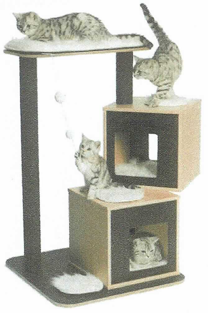 Nach den Angaben der Antragstellerin sowie der vorliegenden Abbildungen handelt es sich bei der Ware "Katzenmöbel aus Holz, Vesper V-Double, Art. 52048 Walnuss, 52049 Schwarz" um eine zusammengesetzte Ware in Form eines sog. Katzenkratzbaums mit zwei Kissen.

Der Kratzbaum ist ein etwa 103,5 cm hohes, mehrstöckiges Gebilde, bestehend aus jeweils einer rechteckigen Grundplatte und Liegefläche, sowie zwei würfelförmigen Häuschen aus Holzspanplatten (bei "Variante 52047 Schwarz" zum Teil schwarz lackiert; bei "Variante 52048 Walnuss" braun und beigefarben lackiert ). Die Bestandteile sind durch zwei sog. Kratzsäulen aus vollständig mit Flechtstoffen umwickelter Pappe (seilförmiger Strang aus nicht zerfaserten, zweifach zusammengedrehten Seegrasblättern; Flechtstoffe im Sinne der Anmerkung 1 zu Kapitel 46) miteinander verbunden. An der Unterseite der oberen Liegefläche hängt eine Schnur mit drei Flechtstoffkugeln herab, die als Spielzeug dienen. Auf der Bodenplatte und auf den beiden Häuschen befinden sich jeweils runde, mit Klett befestigte Liegeauflagen aus konfektionierten Spinnstofferzeugnissen (bei "Variante 52047 Schwarz" aus Plüschgewirken; bei "Variante 52048 Walnuss" aus Geweben).

In die Häuschen sowie auf die Liegefläche an der Spitze werden passgenaue Kissen eingelegt beziehungsweise mit Klett befestigt.
 
Insbesondere im Hinblick auf den Umfang bestimmt der Kratzbaum den Charakter der zusammengesetzten Ware. 

Das Katzenmöbel dient der Beschäftigung (Spielen, Kratzen) sowie als Ruhe- und Schlafplatz für Katzen und stellt sich als aus verschiedenen Stoffen zusammengesetzte Ware dar. Insbesondere im Hinblick auf die Bedeutung für die Verwendung bestimmen die Flechtstoffe (Seegrasstränge) sowie die Spinnstoffe (Liegeauflagen) gegenüber dem Holz und der Pappe den Charakter der Ware. Im Hinblick auf den Umfang sind die Flechtstoffe gegenüber den Spinnstoffen charakterbestimmend.

Hinweise auf eine Fertigung in Handarbeit sind nicht ersichtlich.

Die noch nicht zusammengesetzte Ware ist in einem Pappkarton verpackt.

Zolltarifrechtlich handelt es sich um "Andere Waren, unmittelbar aus Flechtstoffen hergestellt, aus anderen pflanzlichen Stoffen als Bambus oder Rattan, keine Flaschenhülsen aus Stroh, nicht handgearbeitet".
