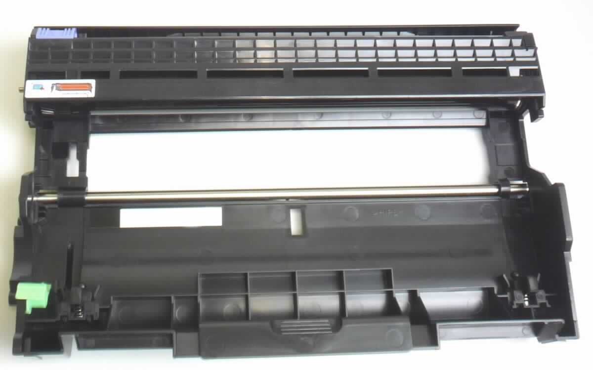 Es handelt sich um ein Plastikgerüst/-gehäuse, ausgestattet mit:
- einer Bildtrommel, ein 1-2 mm starkes Aluminiumrohr mit aufgebrachter Fotoleiterschicht,
- einer mit Schaumstoff beschichteten Andruckwalze,
- seiltich angebrachter Zahnradmechanik (Antrieb),
- einer beweglichen Metallachse mit Endstücken und
- einem Federmechanismus mit Arretierhebel. 

Das spezifisch geformte Bauteil ist erkennbar zum ausschließlichen Einbau in Geräte der Position 8443 (Laserdrucker) bestimmt und dient dort der Aufnahme einer Tonerkartusche.

Die in einer Pappkarton verpackte Ware wird als "Teil, erkennbar ausschließlich für Geräte der Position 8443 bestimmt, nicht von der Unterposition (HS) 8443 91 und der Unterposition (KN) 8443 9910 erfasst" eingereiht.

Anlage: 1 Abbildung