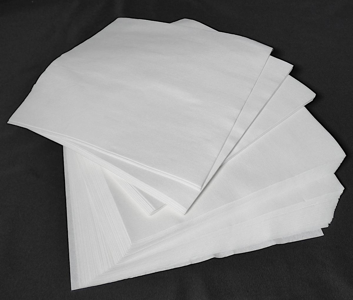 Es handelt sich um einlagige Reinigungstücher zu hygienischen Zwecken aus einem Vlies aus 55 GHT Zellstofffasern (charakterbestimmend) und 45 GHT synthetischen Chemiefasern (PES). Die Ware liegt als quadratische Zuschnitte vor (Abmessungen: etwa 22,9 x 22,9 cm bzw. 30,5 x 30,5 cm). 300 Stück (unsteril) sind in einem Kunststofffolienbeutel für den Einzelverkauf aufgemacht, zehn Beutel sind in einem Karton aus Pappe verpackt.

Abbildung siehe Anlage.

Derartige Waren gehören als "den Tischtüchern ähnliche Waren zu hygienischen Zwecken, aus Vliesen aus Zellstofffasern, in Aufmachung für den Einzelverkauf" zur Codenummer 4818 9090 00 0 des Zolltarifs.