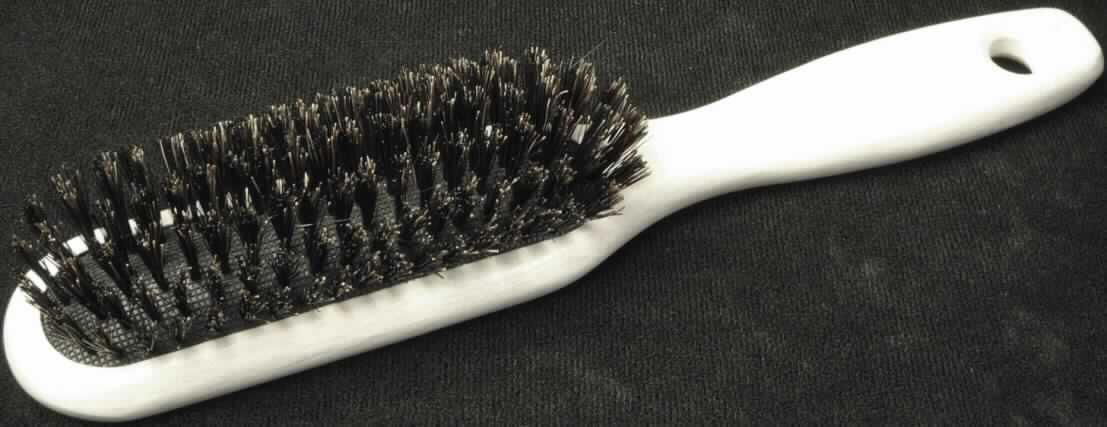 Sog. "Holzbürste".
Es handelt sich um eine Haarbürste mit rechteckiger Fassung und einem Griff aus Holz (Maße: ca. 20,5 x 3,5 cm = L x B), in deren Kopf eine elastische Matte mit ca. 1,5 cm langen Tierborsten als Einzugsmaterial eingelassen ist.

Die Ware ist als "Haarbürste" einzureihen.