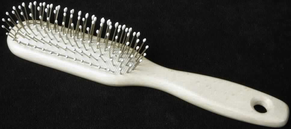 Sog. "Holzbürste".
Es handelt sich um eine Haarbürste mit rechteckiger Fassung und einem Griff aus Holz (Maße: ca. 20,5 x 3,5 cm = L x B), in deren Kopf eine elastische Matte mit ca. 1,5 cm langen Metallstäbchen als Einzugsmaterial eingelassen ist. An den Enden der Metallstäbchen befinden sich Kugelspitzen aus Kunststoff.

Die Ware ist als "Haarbürste" einzureihen.