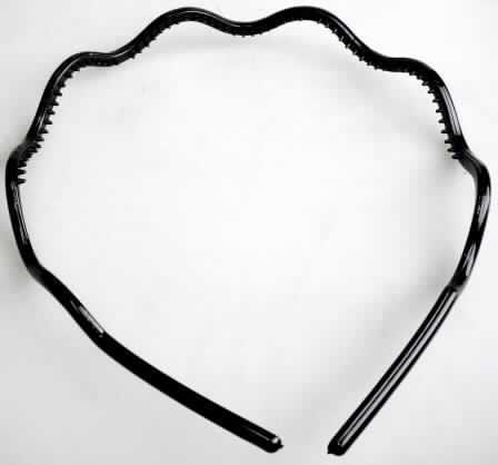 Sog. "Haarreif".
Es handelt sich um einen Haarreif, der aus einem ca. 0,5 cm breiten, gebogenen, der Kopfform angepassten, an den Enden offenen, wellenförmig gestalteten, schwarzen Kunststoffreif mit Zinken besteht.

Der Haarreif wird zum Zusammenhalten des Haares und zugleich als Schmuck verwendet.
Es ist mit einem Kunststoffetikett versehen.

Die Ware ist als "haarspangenähnliche Ware, aus Kunststoff" einzureihen.