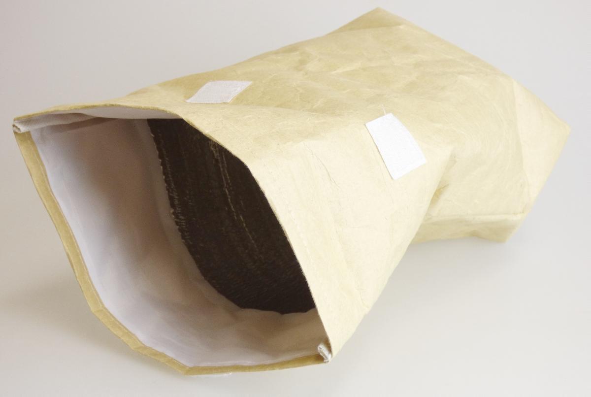 Den Isoliertaschen für Nahrungsmittel oder Getränke ähnliches Behältnis, sog. Kühlbeutel "Paper" klein,
Foto siehe Anlage,
- mit einer Außenseite aus Papier,
- - auf einer Unterlage aus Geweben aus Streifen aus synthetischer Spinnmasse (Streifengewebe),
- mit einer isolierenden Zwischenlage aus Schaumkunststoff und einer Innenlage aus einer
  silberfarbenen Folie (laut Antrag aus Aluminium),
- am oberen Ende offen; kann nach dem Umschlagen des oberen Rands mit zwei aufgenähten
  Klettstreifen geschlossen werden,
- ohne Inneneinteilung,
- in Form eines Blockbodenbeutels,
- in den Abmessungen (offen): ca. 24,5 cm (Breite) x 28 cm (Höhe) x 10,5 cm (Tiefe),
- für den dauerhaften Gebrauch bestimmt,
- dient der Aufrechterhaltung der Temperatur von Speisen und Getränken während des Transports.

"Den Isoliertaschen für Nahrungsmittel oder Getränke ähnliches Behältnis, mit Außenseite aus
 anderen Stoffen als in den Unterpositionen 4202 9110 bis 4202 9298 genannte"
