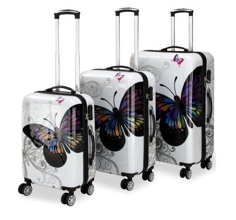 Zusammenstellung, bestehend aus drei Reisekoffern in unterschiedlichen Größen (M, L, XL),
sog. Hartschalenkoffer-Set Butterfly, 3-tlg., Polycarbonat, Fotos siehe Anlage,
- mit einer Außenseite aus formgepresstem Kunststoff (laut Antrag aus Polycarbonat) in Form
  von zwei Halbschalen; mit einer abziehbaren Schutzfolie überzogen,
- mit vier Stellfüßen aus Kunststoff,
- mit einem ausziehbaren Griff zum Ziehen des Koffers auf vier Rollen (Trolleyfunktion),
- mit zwei Tragegriffen,
- mit einem Zahlenschloss ausgestattet,
- aufklappbar; mit einem an drei Seiten umlaufenden Reißverschluss,
- - gefüttert; innen in einer Halbschale mit einem Kreuzpackgurt mit Schnappverschluss und
    in der anderen Halbschale mit einer Abdeckung in Form eines Netzfachs mit einem an
    drei Seiten umlaufenden Reißverschluss ausgestattet,
- mit den Abmessungen:
- - ca. 37 cm (Breite) x 56 cm (Höhe) x 23 cm (Tiefe),
- - ca. 43 cm (Breite) x 68 cm (Höhe) x 27 cm (Tiefe),
- - ca. 49 cm (Breite) x 75 cm (Höhe) x 29 cm (Tiefe),
- gemeinsam mit einem Kugelschreiber für den Einzelverkauf aufgemacht (der Kugelschreiber
  ist in das Netzfach des größten Koffers eingelegt); der Kugelschreiber ist geringwertig und im
  Hinblick auf die Verwendung als unbedeutend zu betrachten, er ändert das Wesen der
  Hauptware nicht und ist deshalb wie diese einzureihen.

"Reisekoffer, mit Außenseite aus formgepresstem Kunststoff"