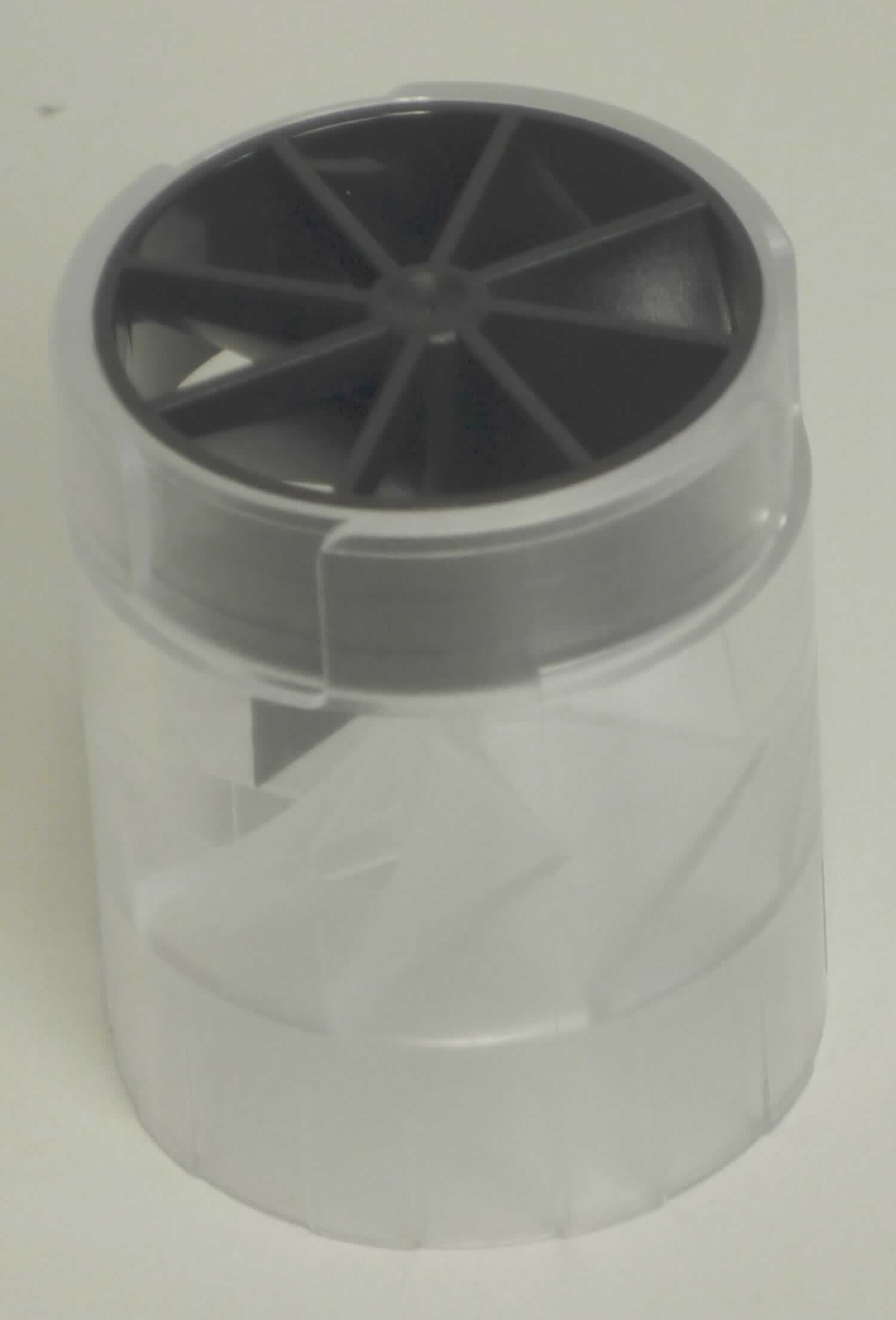 Sogenannte Einwegturbine in Form eines zylinderförmigen Bauteils (Durchmesser: ca. 34 mm; Höhe: ca. 41 mm) aus Kunststoff mit einem innenliegenden Rotor, zwei Anordnungen von Statorschaufeln und einem außenliegenden Bajonettanschluss auf einer Seite (siehe Abbildung in der Anlage). Die Turbine wird als Teil in einem elektronischen Spirometer verbaut. Das einströmende Atemgas versetzt den Rotor in Drehung, was durch die Messelektronik des Spirometers zur Ermittlung des Lungenvolumens ausgewertet wird.
Die Ware wird als "Teil, erkennbar hauptsächlich bestimmt für ein medizinisches Elektrodiagnosegerät für Funktionsprüfungen (Spirometer), nicht von den Unterpositionen (KN) 9018 1100 bis 9018 1910 erfasst" eingereiht.