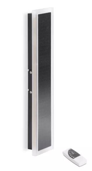 Die sog. Solar Wandleuchte "SmartLight 50", ist eine etwa 95 x 480 x 42 mm (B x H x T) große Wandleuchte für den Außenbereich (Schutzart IP65), die aus einem etwa 65 x 450 x 37 mm (B x H x T) großem, quaderförmigen Gehäuse mit Wandbefestigung aus schwarzem Metall, einem etwa 15 mm hohen und breiten weißen, transluzenten Diffusor (Rahmen) aus satiniertem Kunststoff sowie elektrischer Ausstattung besteht. In den Rahmen ist ein 69 x 450 mm (B x H) großes Solarmodul (PV-Einheit) mit einer Abdeckung aus Glas eingelassen.
Die weitere elektrische Ausstattung weist einen 7,4 V-Li-Ion-Akkumulator, 580 LED-Lichtquellen (290 x warmweiß, 290 x kaltweiß), einen Dämmerungsschalter, einen Zeitschalter sowie eine Fernbedienung auf.

Keiner der Stoffe, Glas, Kunststoff oder Metall, bestimmt nach dem Umfang, dem äußeren Erscheinungsbild und der Bedeutung in Bezug auf die Verwendung den Charakter der Ware. Daher erfolgt die Einreihung in die zuletzt genannte Unterposition der gleichermaßen in Betracht kommenden Unterpositionen.

Es gibt keine Hinweise auf Handfertigung.

Die Ware ist als "elektrische Wandleuchte, anderweit weder genannt noch inbegriffen, nicht von der für öffentliche Plätze und Verkehrswege verwendeten Art, ausschließlich zur Verwendung mit LED-Lichtquellen bestimmt, aus Metall, nicht von den TARIC-Codes 9405 1190 10 und 9405 1190 20 erfasst" einzureihen.
