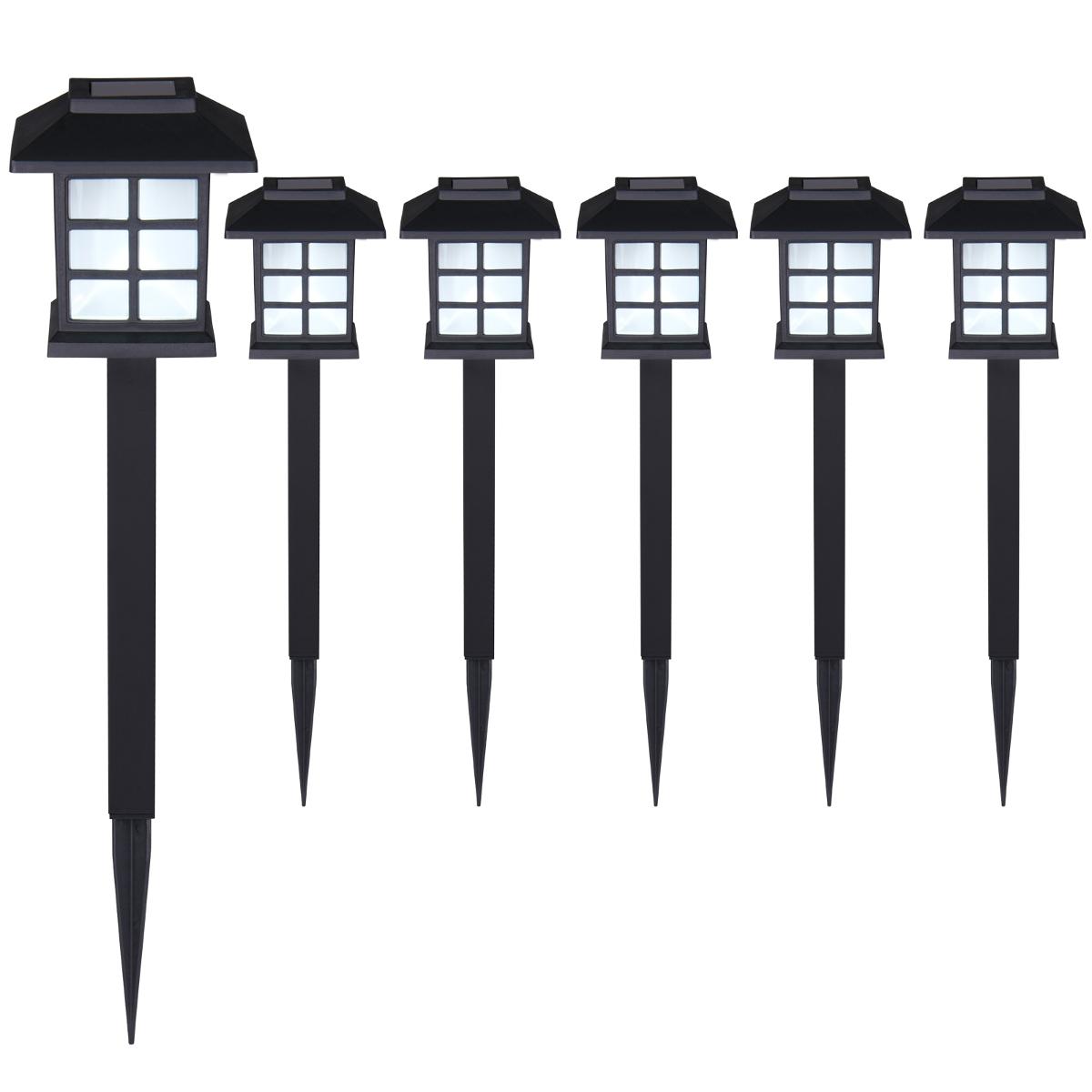 Bei der sog. 6 x LED Solarleuchte Dämmerungssensor handelt es sich um ein Set, bestehend aus sechs identischen Erzeugnissen, die jeweils aus einem ca. 8,6 cm x 8,6 cm x 38 cm (L x B x H) großen quaderförmigen mit einem Dach versehenen Gehäuse aus Kunststoff (einer Laterne ähnlich) auf einem Kunststoffstab mit Erdspieß bestehen.
Das quaderförmige Gehäuse besteht aus einem schwarzen Kunststoffrahmen und ist seitlich durch horizontal und vertikal angebrachte schwarze Kunststoffstäbe in sechs rechteckige Fenster aus einer weißen lichttransparenten Kunststofffolie unterteilt.
Das Dach besteht aus schwarzem Kunststoff und ist an der Oberseite mit einem eingesetzten Solarmodul und einer an der Unterseite integrierten in den Innenraum weiß leuchtenden LED-Lichtquelle (1 LED) versehen.
Die Erzeugnisse sind mit Dämmerungssensoren ausgestattet, so dass bei eintretender Dunkelheit die Beleuchtung eingeschaltet wird.

Aufgrund der Ausstattung mit Solarmodul und Erdspieß werden die Erzeugnisse üblicherweise im Außenbereich, z. B. im Garten verwendet.
Die Erzeugnissse sind dazu bestimmt, in regelmäßigem Abstand der sechs Erzeugnisse in der Art einer Orientierungsleuchte die Umgebung zu erhellen, da der durch die Erzeugnisse markierte Weg erkennbar ist und für den Orientierungszweck ausreichend beleuchtet wird.

Die Ware ist als Sechserset inklusiv Akku-Batterien in einem bedruckten Karton verpackt.

Das Set ist als "elektrischer Beleuchtungskörper, anderweit weder genannt noch inbegriffen, nicht von den Unterpositionen (HS) 9405 11 bis 9405 39 erfasst, fotovoltaisch, ausschließlich zur Verwendung mit LED-Lichtquellen bestimmt, kein Scheinwerfer, aus Kunststoffen" einzureihen.