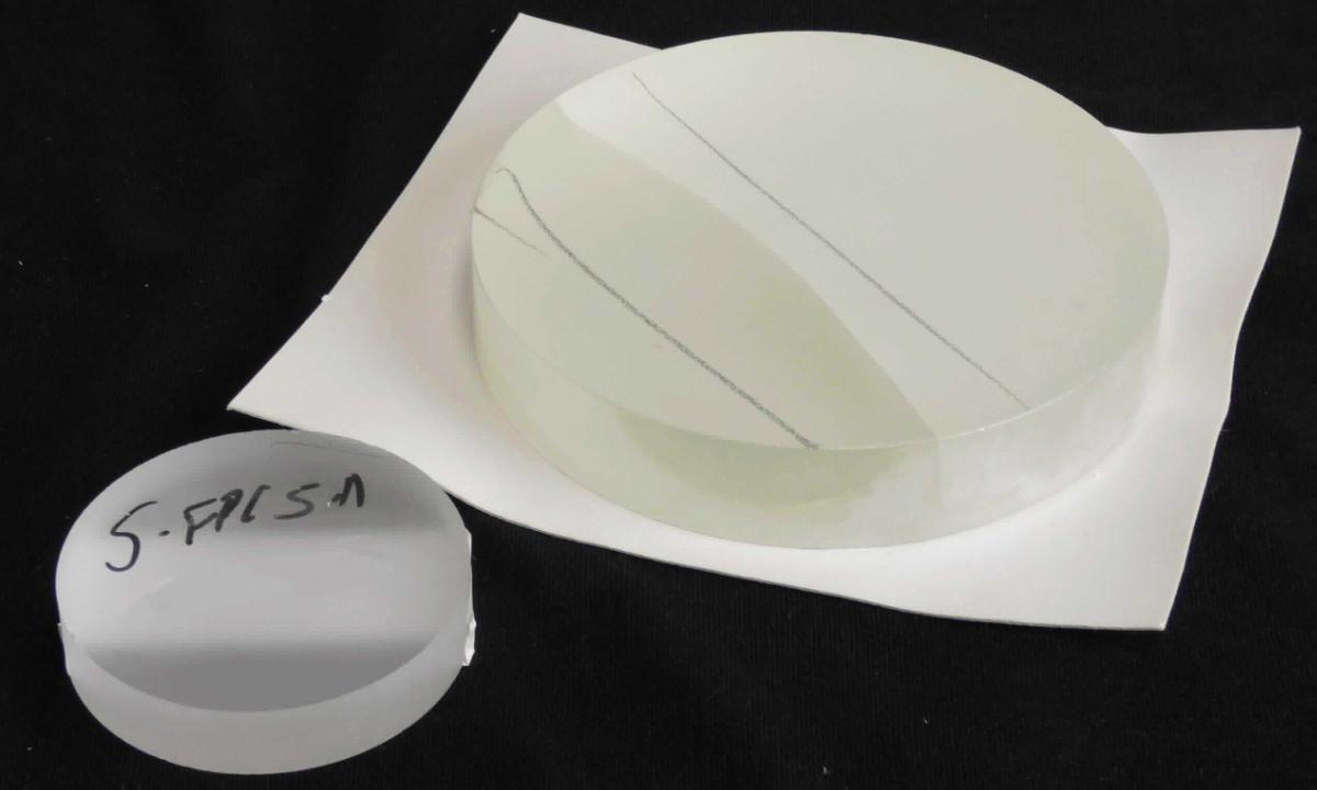 Rohlinge von optischen Elementen aus Glas, Rohlinge "Rundscheiben", Foto siehe Anlage, 
- in Form von kreisrunden Scheiben in verschiedenen Abmessungen,
- laut Antrag:
- - aus optischem Glas,
- - zur Herstellung von jeweils einem optischen Element (z. B. einer Linse) durch optische Bearbeitung, 
- keine Einreihung in die Position 9001, da die Waren nicht optisch bearbeitet sind.

"Optische Elemente, aus Glas, keine Waren der Position 7015, nicht optisch bearbeitet"