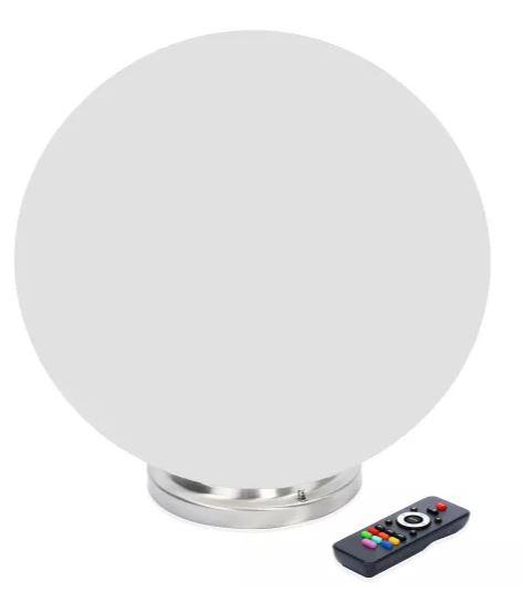 Die sog. Solar Leuchtkugel "Liana 40" (Artikelnummer 102660) ist ein elektrischer Beleuchtungs-körper in Form einer im Durchmesser circa 40 cm großen Kugel aus lichtdurchlässigem Kunststoff (PMMA opal satiniert) und einem Standfuß aus Kunststoff, welcher an der Außenseite mit Edelstahl verziert ist. Im Standfuß ist die elektrische Ausstattung,  wie bspw.  ein Solarfeld, eine Farbwechsel-leuchtdiode, eine warmweiß leuchtende LED, eine kaltweiße LED und ein Akkumulator unterge-bracht. Weiter ist die Ware mit einer Fernbedienung ausgestattet.
Die Ware dient der Außenbeleuchtung (IP44).

Die Bestandteile aus Kunststoff bestimmen im Hinblick auf ihren Umfang und der Bedeutung für die Verwendung  den Charakter der Ware.
 
Die Ware ist als "elektrischer Beleuchtungskörper, anderweit weder genannt noch inbegriffen, nicht von den Unterpositionen 9405 11 bis 9405 31 erfasst, fotovoltaisch, ausschließlich zur Verwendung mit LED-Lichtquellen bestimmt, kein Scheinwerfer, aus Kunststoffen" einzureihen.