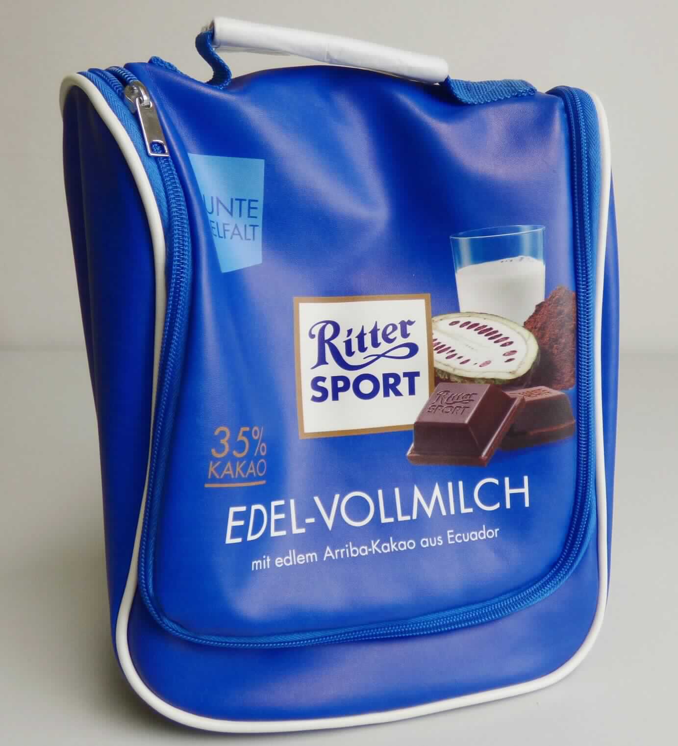 Toilettentasche, sog. Kulturtaschen aus Polyester, Foto siehe Anlage,
- mit einer Außenseite aus Kunststofffolien auf einer Unterlage aus Spinnstoffen,
- mit einem am oberen Ende angenähten Handtragegriff,
- auf der Überschlagklappe und auf der Rückseite mit einem Werbeaufdruck für Schokolade versehen,
- mit einem an drei Seitenrändern der Vorderseite verlaufenden Reißverschluss,
- Überschlagklappe nach oben aufklappbar,
- an der Innenseite der Klappe mit einem netzartigen Reißverschlussfach, einem eingesetzten Fach mit 
  Reißverschluss und einem Haken aus unedlem Metall als Aufhängevorrichtung ausgestattet,
- mit einem vorn netzartig ausgestalteten Hauptfach; mit drei aufgesetzten, offenen, netzartigen Einsteckfächern,
- gefüttert,
- in den Abmessungen (geschlossen) von ca. 23 cm (Breite) x 27 cm (Höhe) x 15,5 cm (Tiefe),
- dient der Aufnahme von Toilettenartikeln und Kosmetik.

"Toilettentasche, mit Außenseite aus Kunststofffolien"