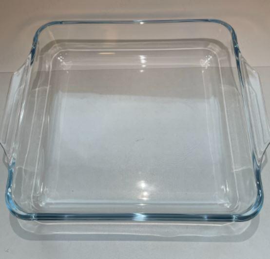 Glasware zur Verwendung in der Küche, sog. Glas-Auflaufform, Foto siehe Anlage,
ein Warenmuster wurde nicht vorgelegt, die Einreihung erfolgt anhand der Antragsangaben,
- in Form von rechteckigen bzw. quadratischen Schalen, 
- aus Borosilikatglas,
- an zwei Seiten mit auskragenden Rändern als Griffe,
- in drei Größen; mit den Abmessungen:
- - ca. 19 cm (Breite) x 16 cm (Tiefe) x 4,5 cm (Höhe),
- - ca. 24 cm (Breite) x 20 cm (Tiefe) x 5 cm (Höhe),
- - ca. 23 cm (Breite) x 15 cm (Tiefe) x 4,5 cm (Höhe),
- zur Verwendung als Auflaufform in Backofen oder Heißluftfritteuse.

"Glasware zur Verwendung in der Küche, kein Trinkglas, weder aus Glaskeramik
  noch aus Bleikristall, aus Glas mit einem linearen Ausdehnungskoeffizienten
  von 5 x 10^-6 oder weniger je Kelvin bei Temperaturen von 0 °C bis 300 °C"