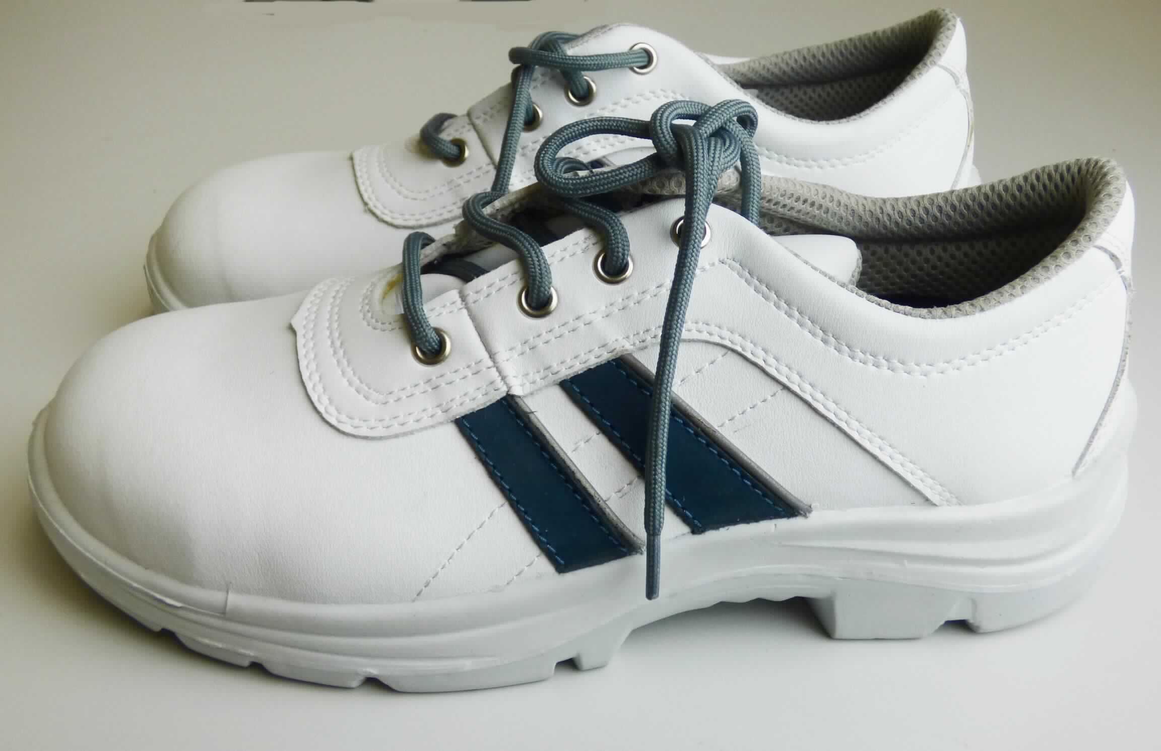 Sicherheitshalbschuhe (lt. Antrag: "(Sicherheits-)Schuhe", Größe 43, Foto siehe Anlage)
- mit Laufsohlen aus (lt. Antrag) Kunststoff,
- mit Oberteil aus Leder, 
- seitlich mit Zuschnitten aus Leder verstärkt,
- mit Schnürsenkelverschluss,
- mit Metallschutz in der Vorderkappe, 
- auf Grund des Materials der Laufsohlen und des Oberteils keine Ware der Position 6405.

"Schuhe mit Laufsohlen aus Kuststoff und Oberteil aus Leder, andere als in den Unterpositionen 6403 1200 bis 
 6403 2000 genannte, mit einem Metallschutz in der Vorderkappe"