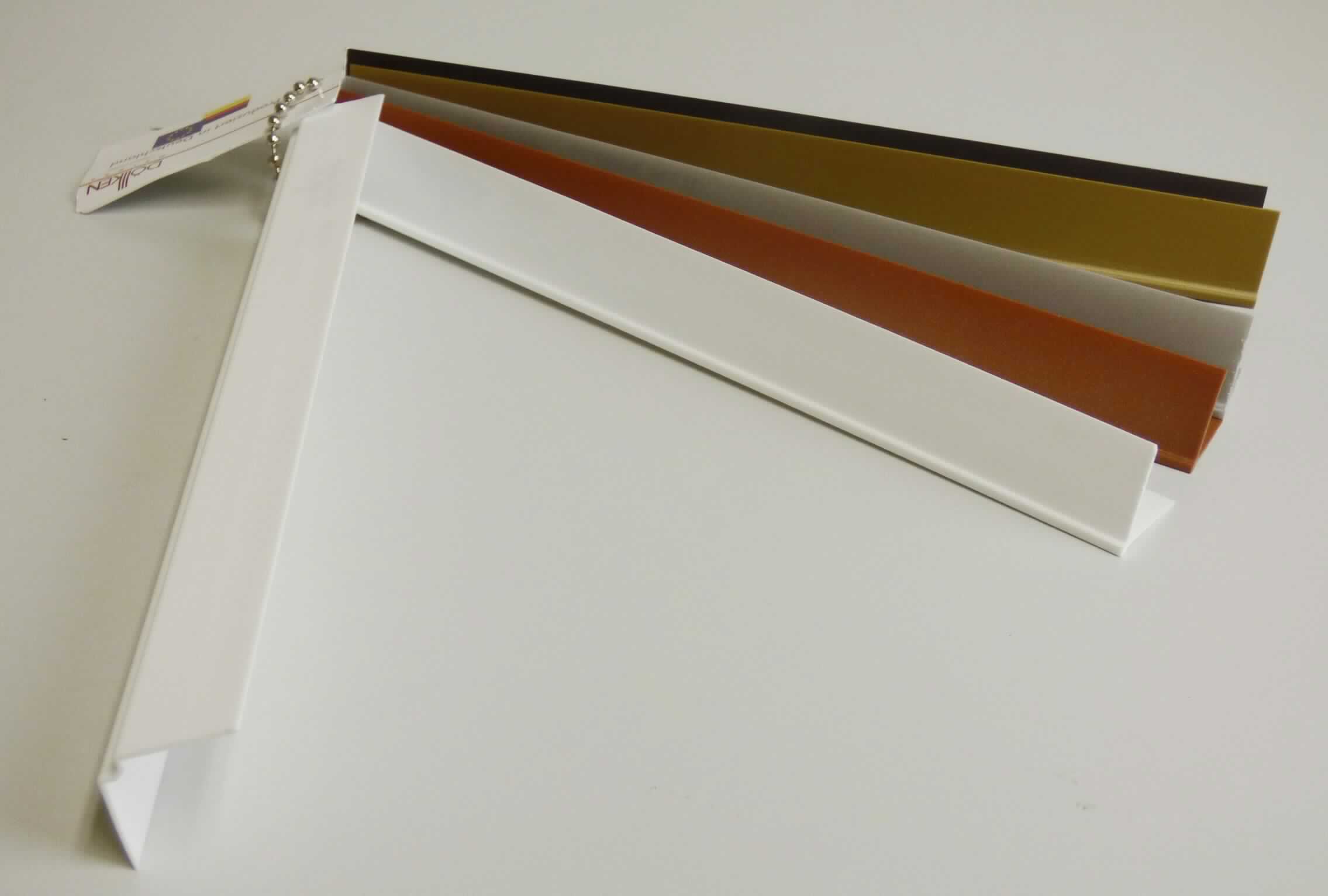 Angaben des Antragstellers:
Tapeteneckleiste oder Tapeteninnenwinkel, 22 mm x 22 mm, aus chlorfreiem Polyblend auf Basis von ABS, für die einfache und saubere Ausarbeitung von Ecken

Feststellungen an Warenmustern:
Es wurden verschiedenfarbige Musterabschnitte von gewinkelten Profilen ohne weitergehende Bearbeitung aus Kunststoff vorgelegt.

Befund:
Es liegen Kunststoffprofile im Sinne der Unterposition (KN) 3916 9050 vor.