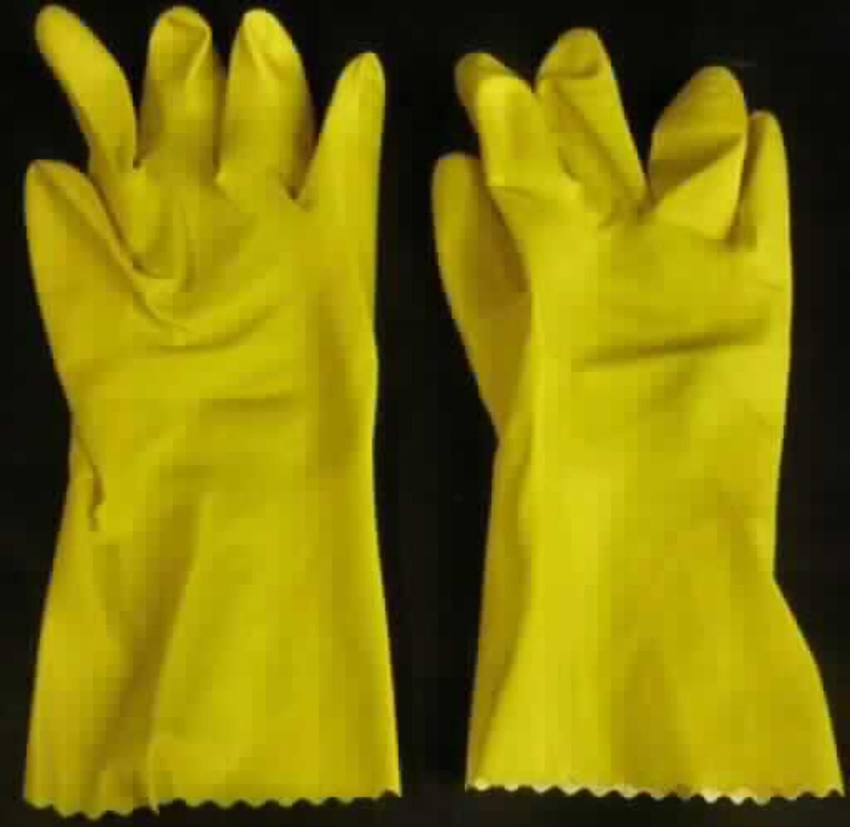 Bei der Ware handelt es sich den Angaben nach um einen Haushaltshandschuh aus Naturkautschuk, der im Inneren mit einer Baumwollvelourisierung und an der Außenseite im Bereich der Handinnenfläche und Finger mit einem ausgeformten Wabenprofil versehen ist. Die Handschuhe entsprechen nicht den Normen EN 455-1 und EN 455-2. Es wurde kein Warenmuster vorgelegt.

Die Ware ist als anderer Fingerhandschuh aus Weichkautschuk in die Codenummer 4015 1900 00 0 des Zolltarifs einzureihen.