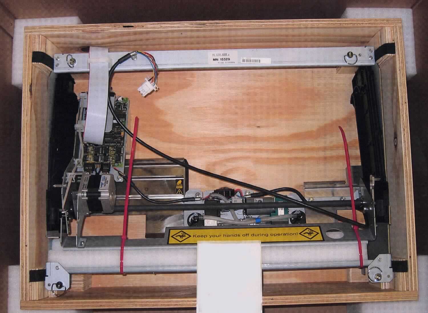 Transporteinheit,
- aus einem form- und funktionsspezifisch gefertigten Konstruktionsteil aus Metall und Kunststoff mit 
  mechanischer Öffnungs- und Transportvorrichtung (Abbildung siehe Anlage),
- zur Entgegennahme der Bildplatte von der Kassetteneinheit (nicht Gegenstand dieser vZTA) und zum
  Transport der Bildplatte zur Scaneinheit (nicht Gegenstand dieser vZTA) nach Einbau in einen 
  Röntgenfilmscanner (nicht Gegenstand dieser vZTA).

"Maschine zum Fördern, andere als von den TARIC-Codes 8428 1020 00 bis 8428 9079 00 umfasst - Transporteinheit"