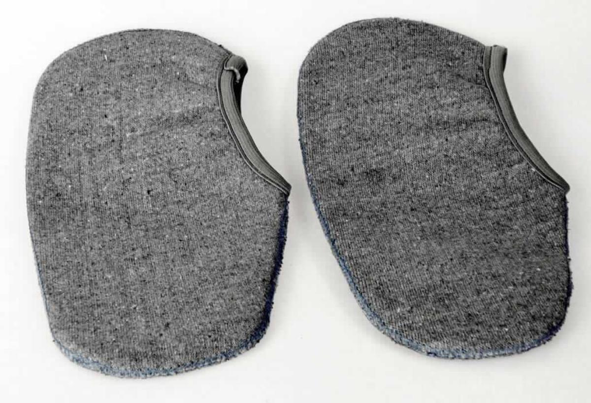 Stiefelsocke, sog. Einziehsocke, Art.-Nr. 990, Größe 39/40, Foto siehe Anlage,
- laut Antrag:
-- in einem Polybeutel verpackt,
-- aus einem ca. 2,9 mm dicken, dreilagigen Flächenerzeugnis der Position 5903; bestehend aus
   einer Außen- und einer Innenlage aus buntgewirkten Gewirken (melierte Garne) aus laut Antrag 70 % Polyester 
   (synthetische Chemiefasern) und 30 % Wolle sowie einer Zwischenlage aus Schaumkunststoff,
-- durch Zusammennähen konfektioniert, 
-- vollständig den Fuß umschließend und bis zum Knöchel reichend,
-- am oberen Rand mit einem schmalen, elastischen Gewirkestreifen eingefasst,
-- wird als zusätzliche Strumpfware in (Gummi)Stiefeln zum Schutz vor Kälte angezogen und dient dem 
   Tragekomfort,
-- ohne angebrachte Laufsohle, somit keine Schuh des Kapitels 64.

"Andere Strumpfware (Stiefelsocke), aus Gewirken, aus synthetischen Chemiefasern"