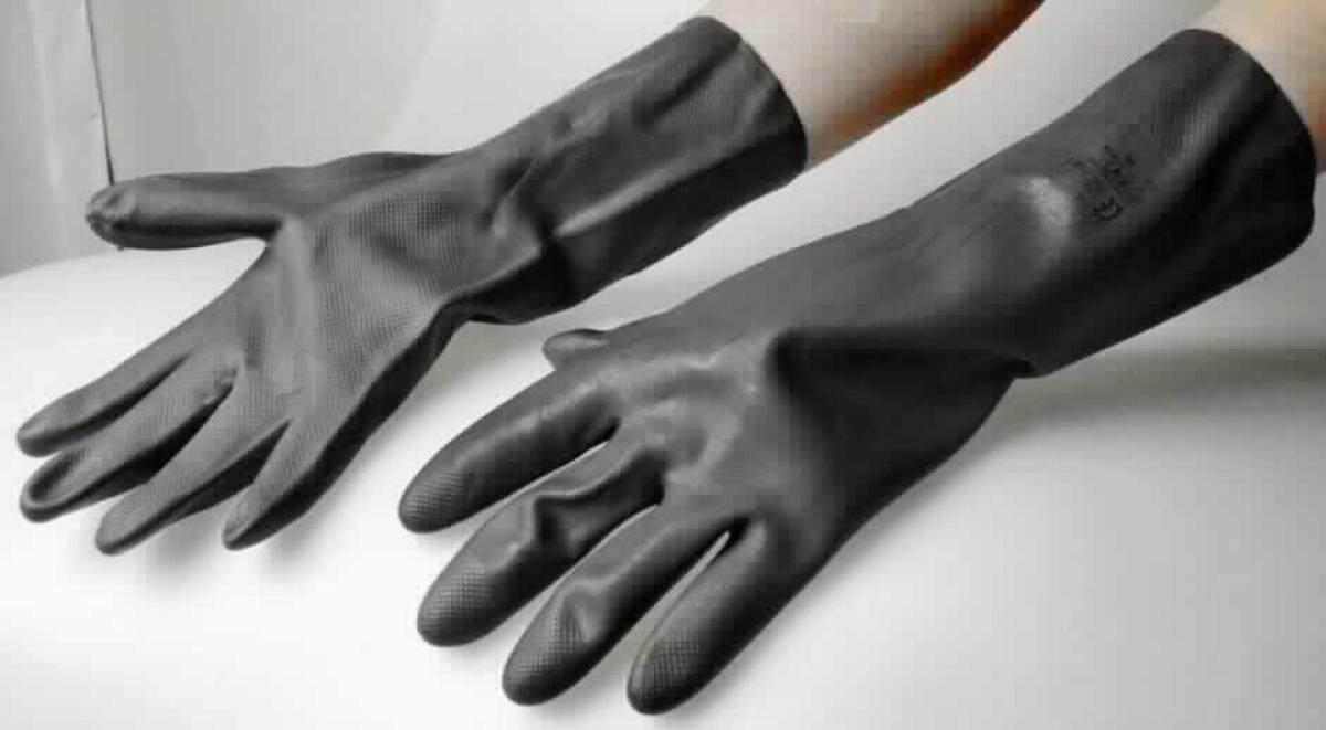 Bei der Ware handelt es sich den Angaben nach um einen Chemikalienschutzhandschuh aus Neopren, der im Inneren mit einer Baumwollvelourisierung und an der Außenseite im Bereich der Handinnenfläche und Finger mit einem ausgeformten Wabenprofil versehen ist. Die Handschuhe entsprechen nicht den Normen EN 455-1 und EN 455-2. Es wurde kein Warenmuster vorgelegt.

Die Ware ist als anderer Fingerhandschuh aus Weichkautschuk in die Codenummer 4015 1900 00 0 des Zolltarifs einzureihen.