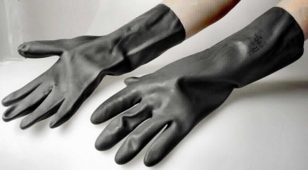 Bei der Ware handelt es sich den Angaben nach um einen Chemikalienschutzhandschuh aus einer Mischung aus Neopren und Naturkautschuk, der im Inneren mit einer Baumwollvelourisierung und an der Außenseite im Bereich der Handinnenfläche und Finger mit einem ausgeformten Wabenprofil versehen ist. Die Handschuhe entsprechen nicht den Normen EN 455-1 und EN 455-2. Es wurde kein Warenmuster vorgelegt.

Die Ware ist als anderer Fingerhandschuh aus Weichkautschuk in die Codenummer 4015 1900 00 0 des Zolltarifs einzureihen.