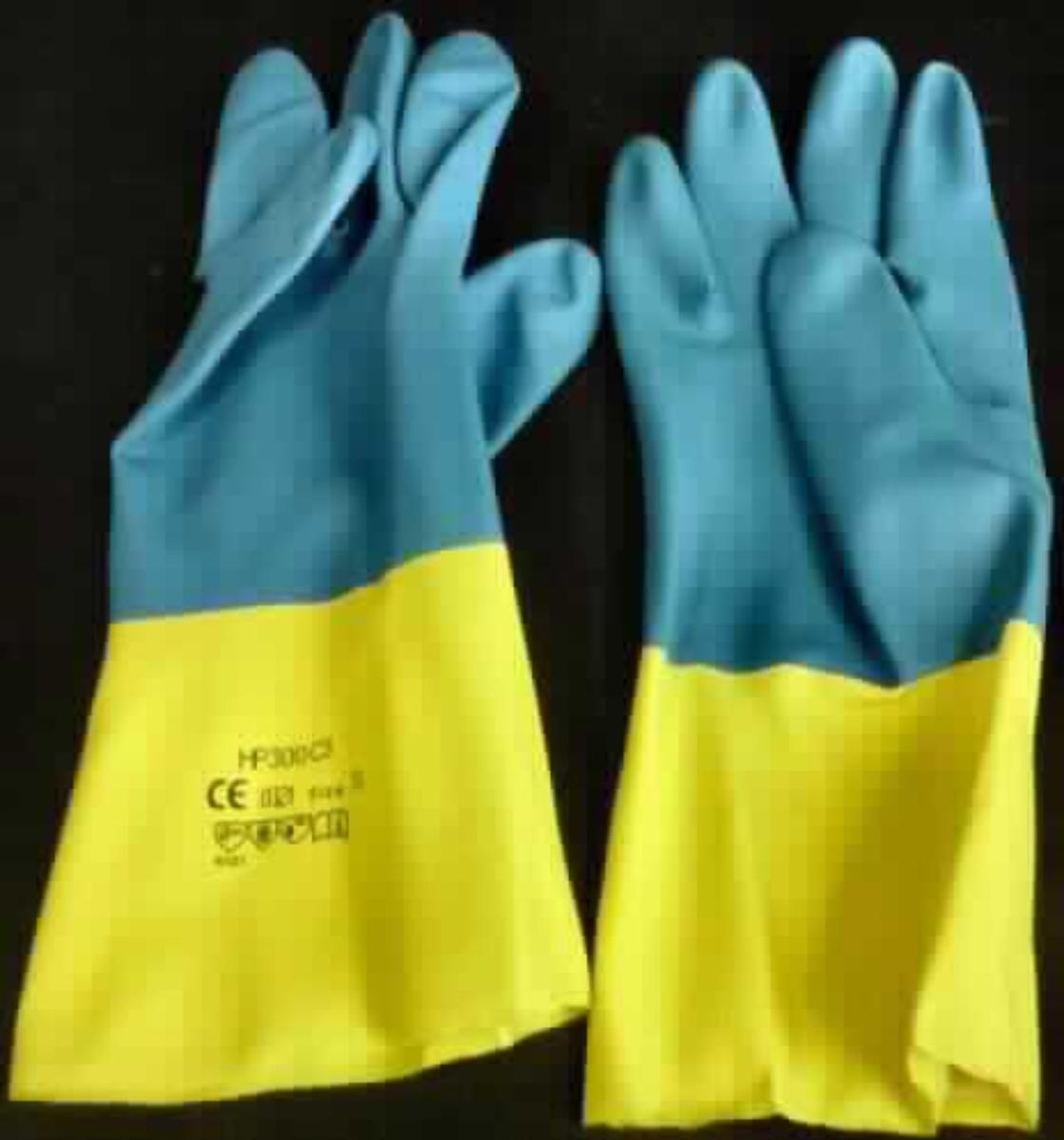 Bei der Ware handelt es sich den Angaben nach um einen Chemikalienschutzhandschuh aus Latex mit zusätzlicher Neopren-Außenlage im Handbereich, der im Inneren mit einer Baumwollvelourisierung und an der Außenseite im Bereich der Handinnenfläche und Finger mit einem ausgeformten Wabenprofil versehen ist. Die Handschuhe entsprechen nicht den Normen EN 455-1 und EN 455-2. Es wurde kein Warenmuster vorgelegt.

Die Ware ist als anderer Fingerhandschuh aus Weichkautschuk in die Codenummer 4015 1900 00 0 des Zolltarifs einzureihen.
