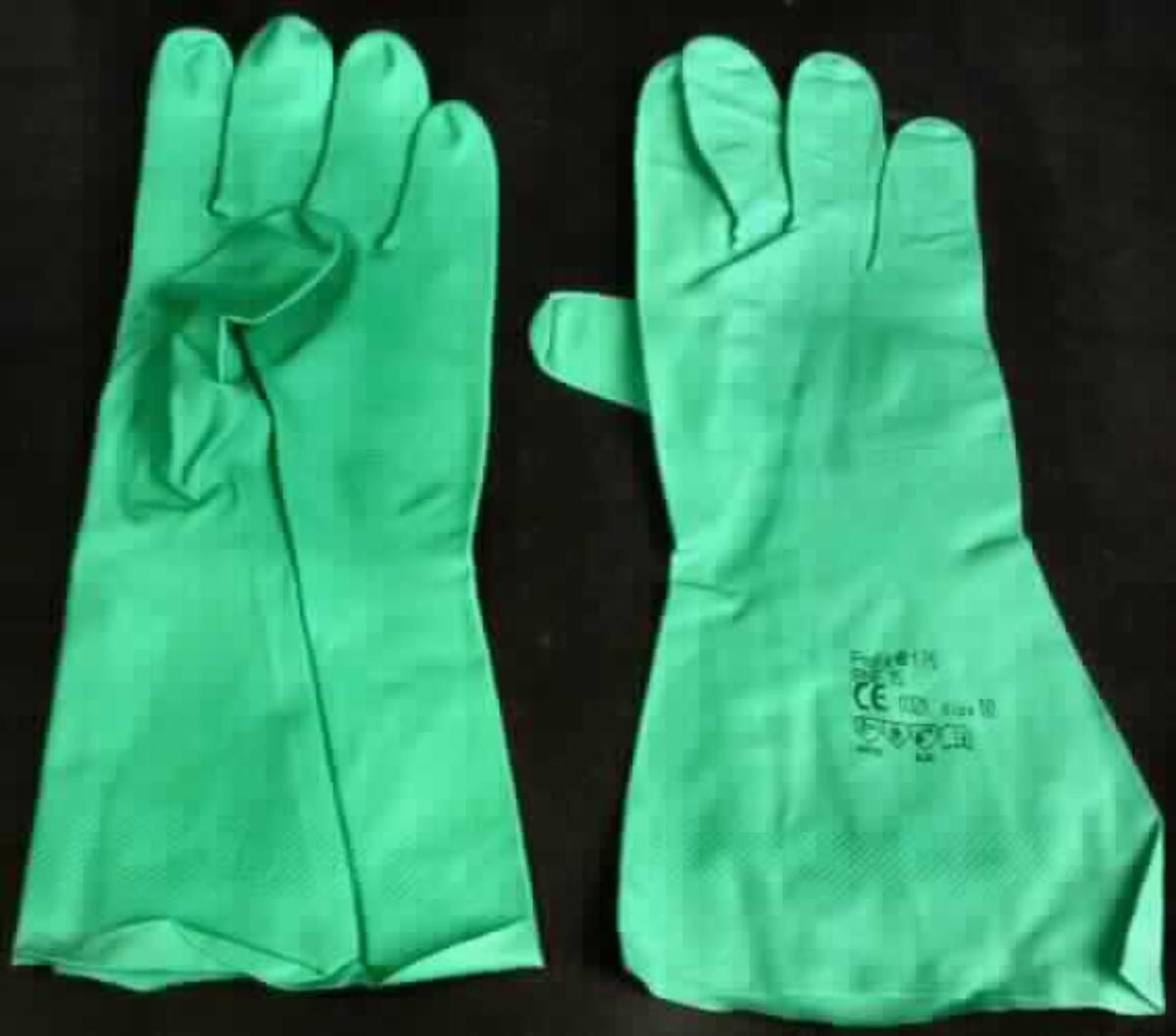 Bei der Ware handelt es sich den Angaben nach um einen Chemikalienschutzhandschuh aus Nitril, der im Inneren mit einer Baumwollvelourisierung und an der Außenseite im Bereich der Handinnenfläche und Finger mit einem ausgeformten Wabenprofil versehen ist. Die Handschuhe entsprechen nicht den Normen EN 455-1 und EN 455-2. Es wurde kein Warenmuster vorgelegt.

Die Ware ist als anderer Fingerhandschuh aus Weichkautschuk in die Codenummer 4015 1900 00 0 des Zolltarifs einzureihen.
