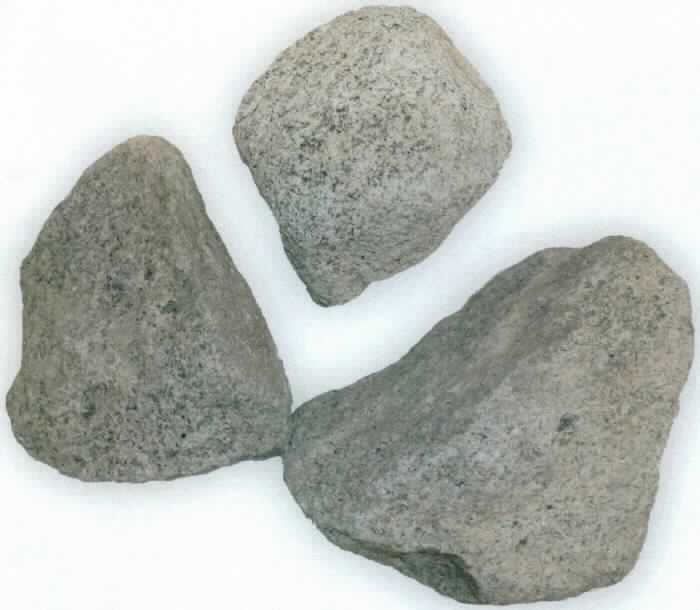 Angaben:
Brocken / Gabionenfüllung PORTO 
Bearbeitung: gebrochen 
Farbe: rosa-grau 
Material: Granit 
Herkunft: Portugal 
Größe: 80-140 mm 

Befund:
Granit, roh oder grob behauen