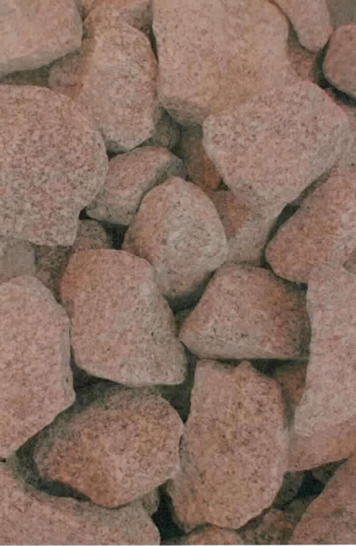 Angaben:
Brocken / Gabionenfüllung ZORA 
Bearbeitung: gebrochen 
Farbe: rötlich-grau, feinkörnig 
Material: Granit 
Herkunft: Deutschland 
Größe: 63-180 mm

Befund:
Granit, roh oder grob behauen