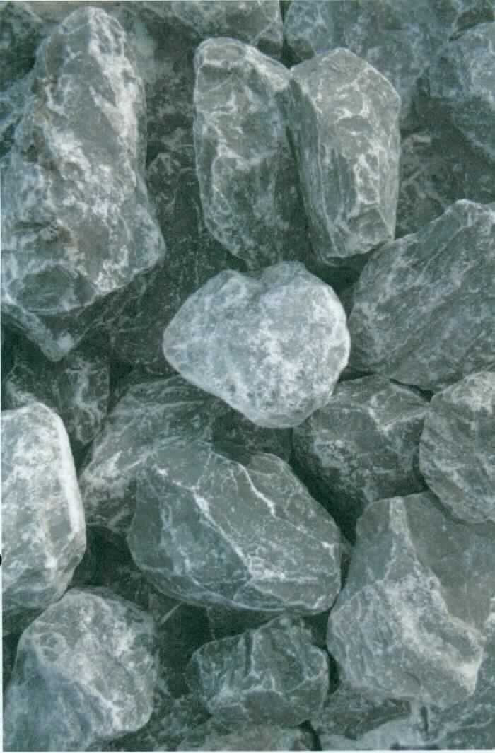 Angaben:
Brocken / Gabionenfüllung ARDENNENBROCKEN 
Bearbeitung: gebrochen 
Farbe: grau-anthrazit 
Material: Kalkstein 
Herkunft: Deutschland 
Größe: 60-120 mm 

Befund:
andere Werksteine aus Kalkstein, mit einem Schüttgewicht von 2,5 oder mehr