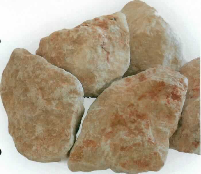Angaben:
Brocken / Gabionenfüllung TIROLER ROT 
Bearbeitung: gebrochen 
Farbe: rot 
Material: Kalkstein 
Herkunft: Österreich 
Größe: 70-120 mm 

Befund:
andere Werksteine aus Kalkstein, mit einem Schüttgewicht von 2,5 oder mehr