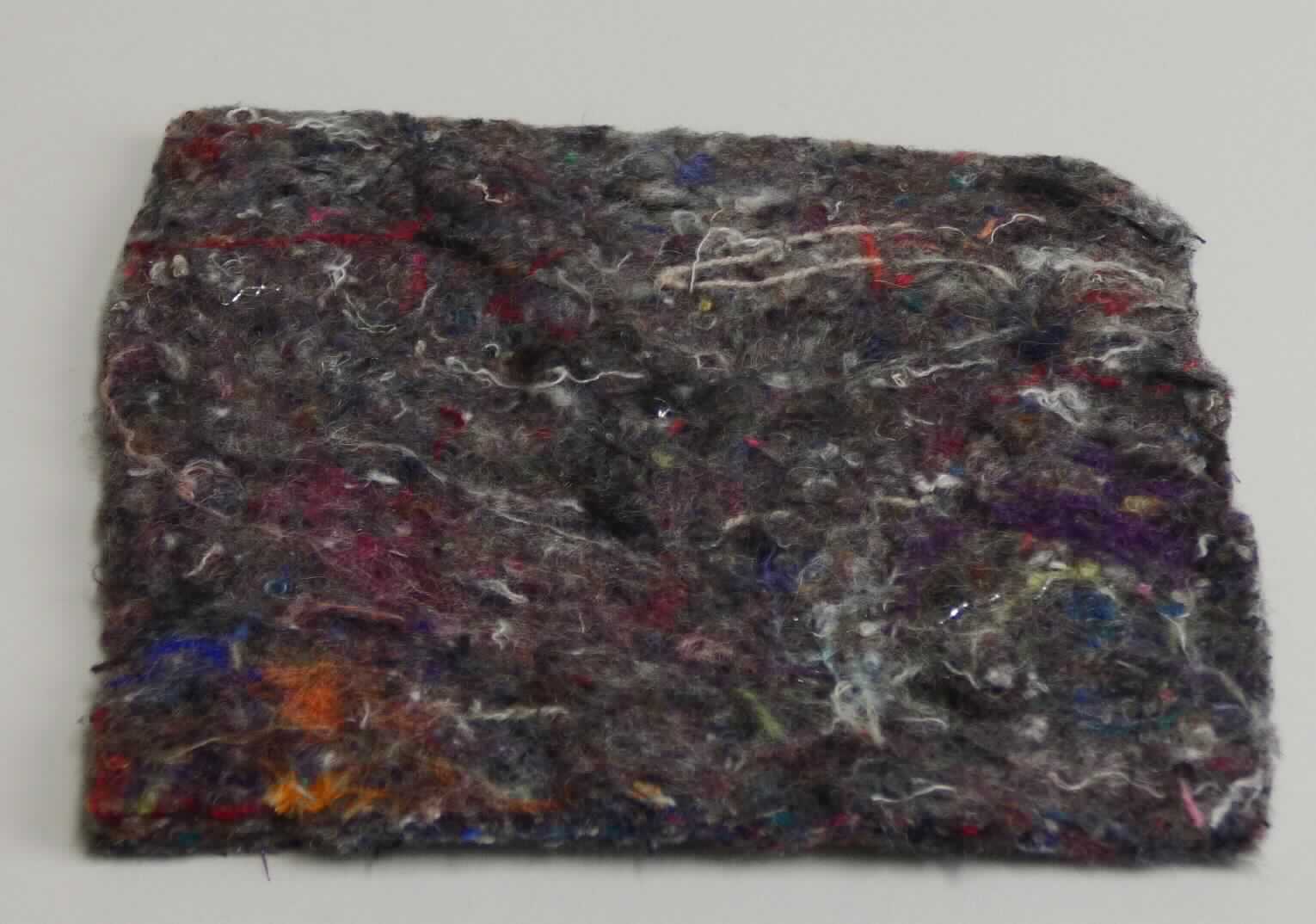 Nadelfilz, sog. Vliesrolle für Böden, Art. 3541016, Foto siehe Anlage,
- als Meterware auf Rollen, laut Antrag mit eine Länge von 25 m und einer Breite von 120 cm,
- laut Untersuchungsergebnis:
-- aus Reißspinnstoff (verschiedene Fasern), damit keine Ware der Position 3920,
-- weder getränkt, bestrichen, überzogen noch mit Lagen versehen.

"Filz, Nadelfilz, weder getränkt, bestrichen, überzogen noch mit Lagen versehen, anderer als in der
 Unterposition 5602 1011 genannte"